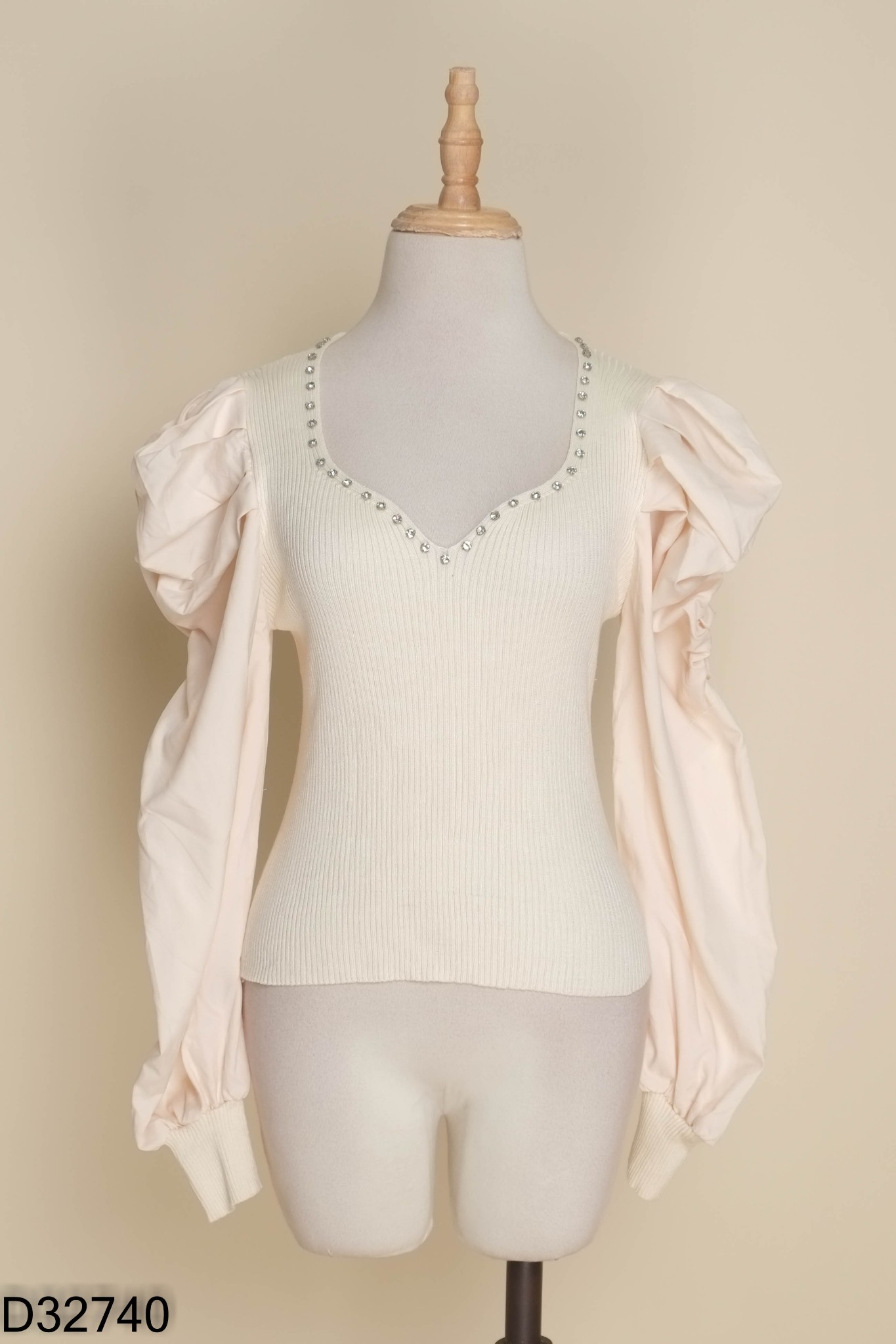 Áo be cổ V đính hạt