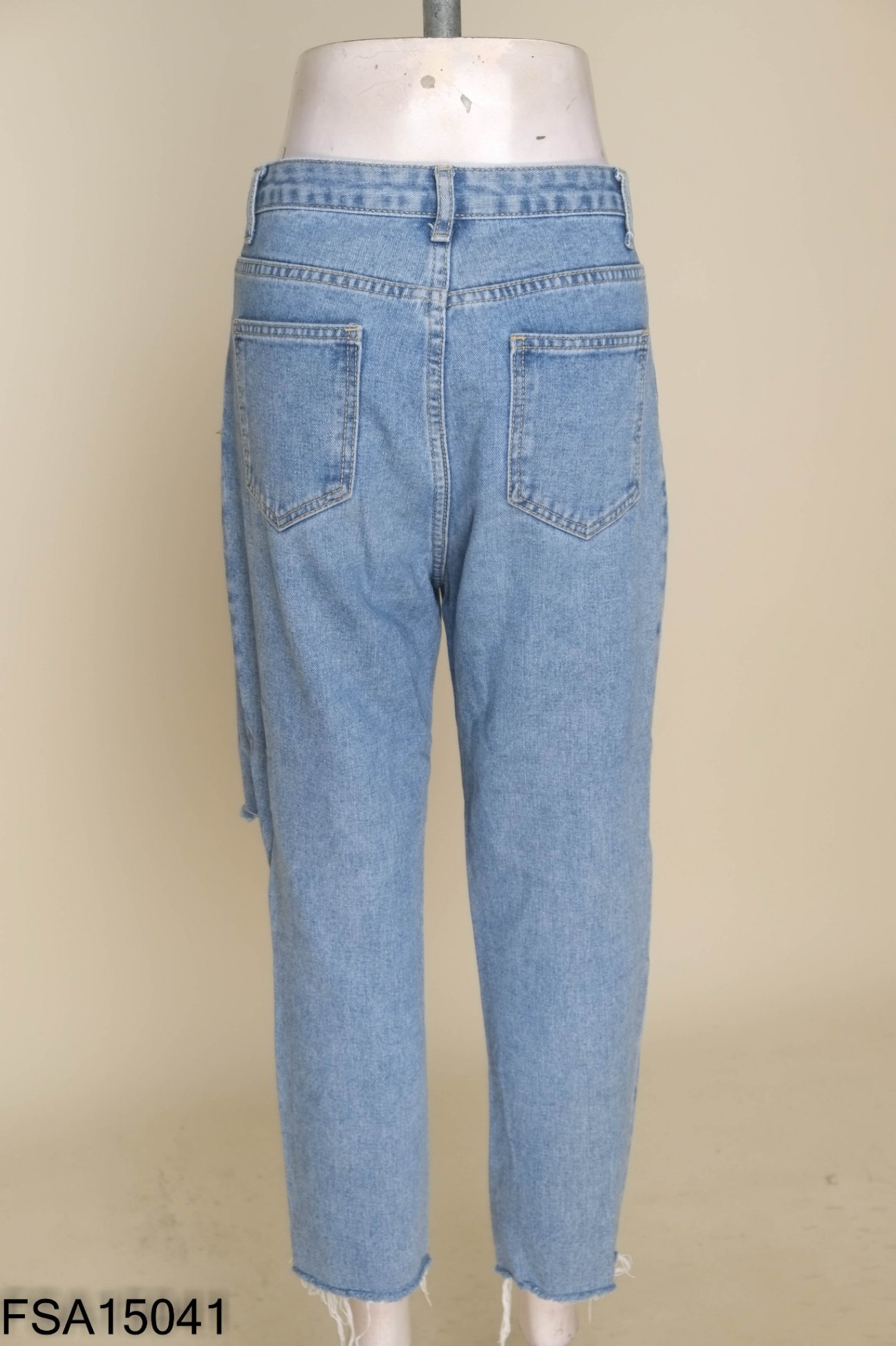 Quần jeans xanh tua rua