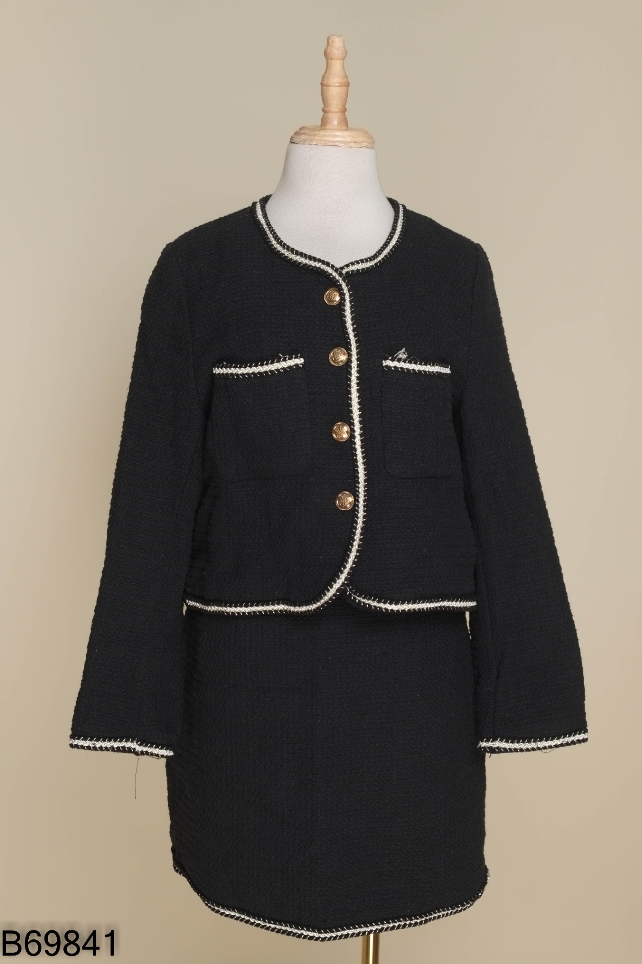 Set đen vền be áo khoác + chân váy