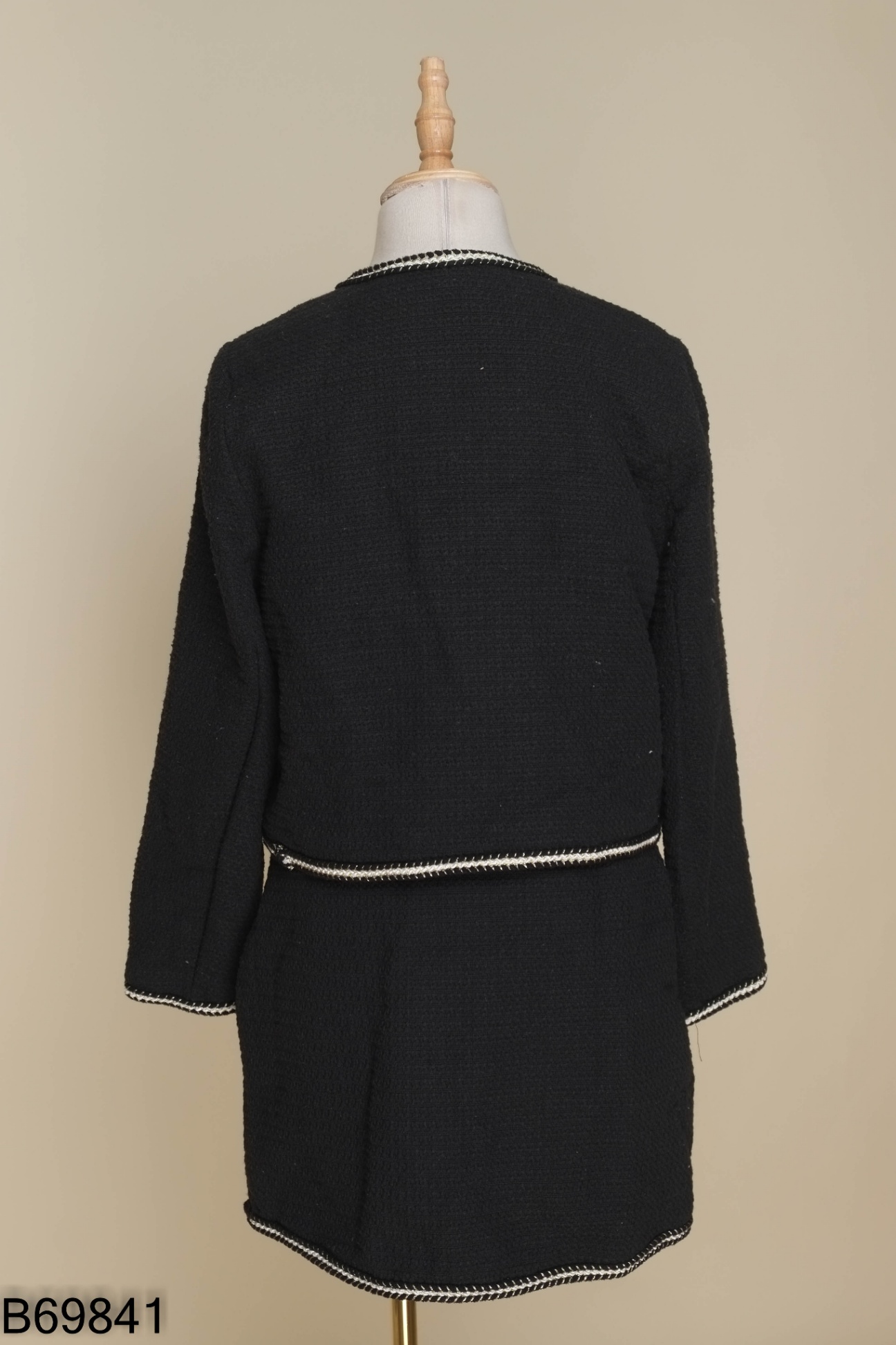 Set đen vền be áo khoác + chân váy