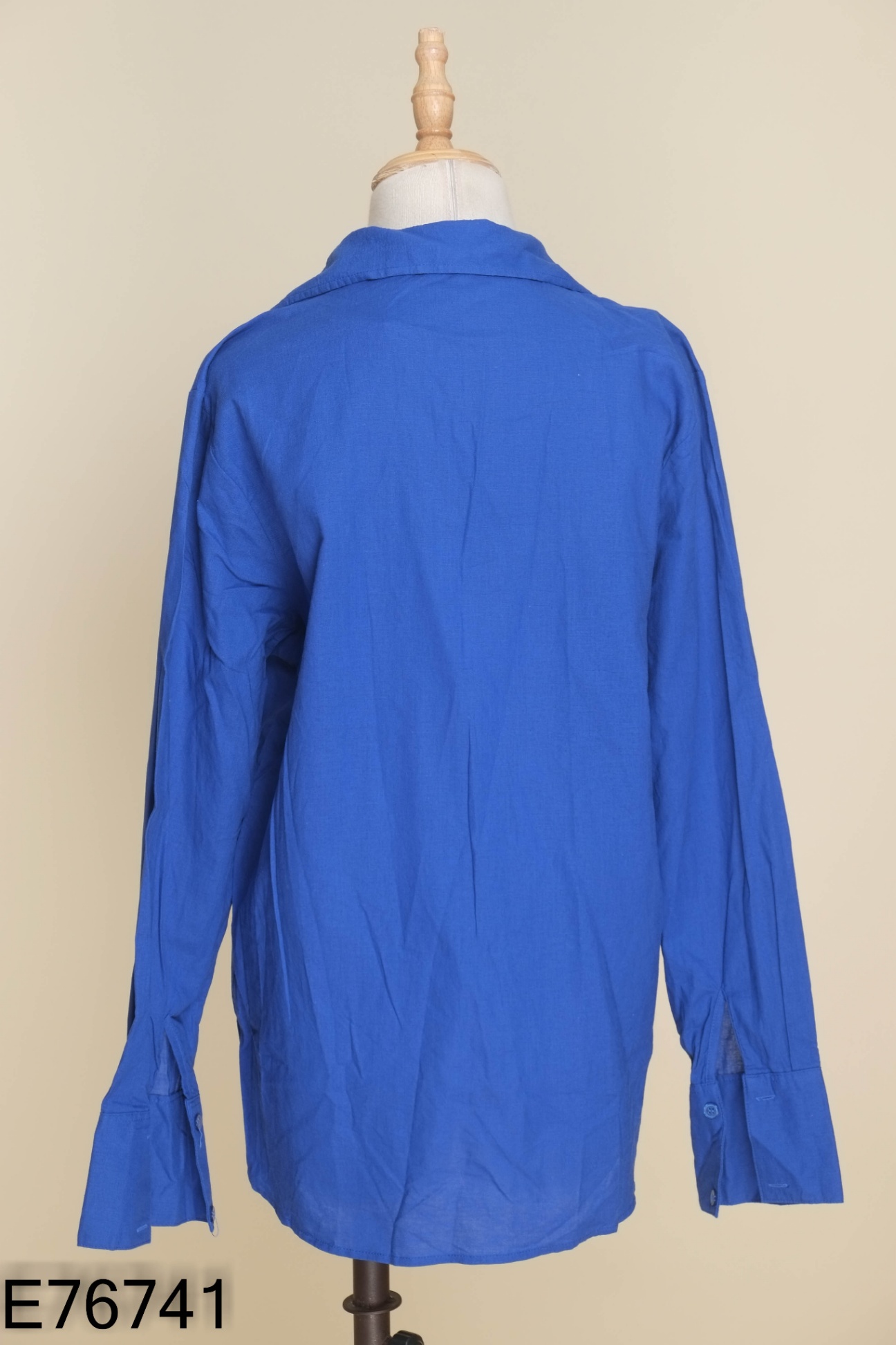 Áo sơ mi xanh thêu hình