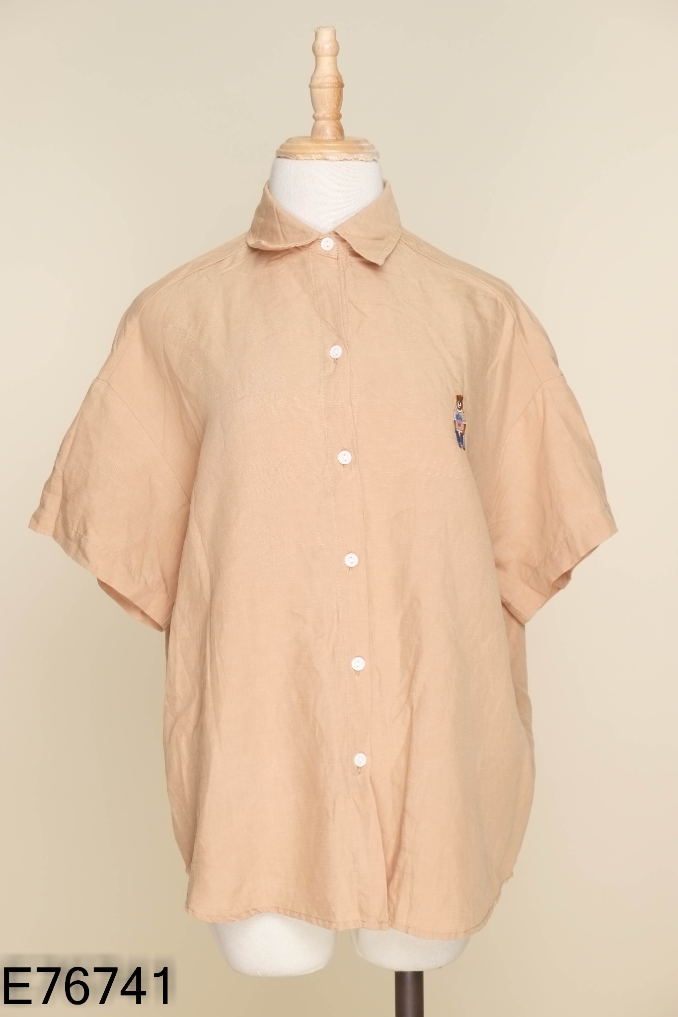 Áo sơ mi nâu thêu hình gấu