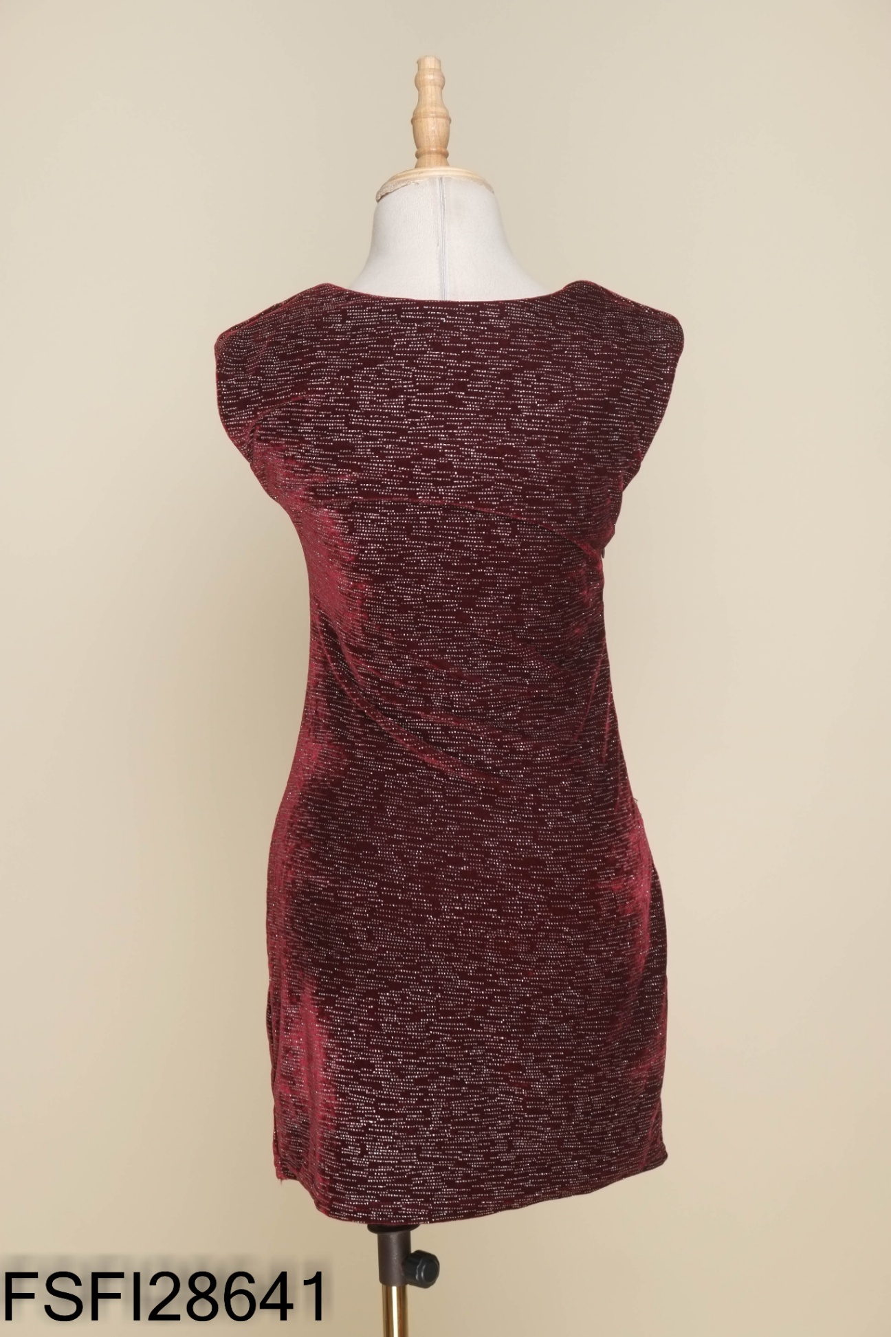 Váy nhung đỏ ánh nhũ