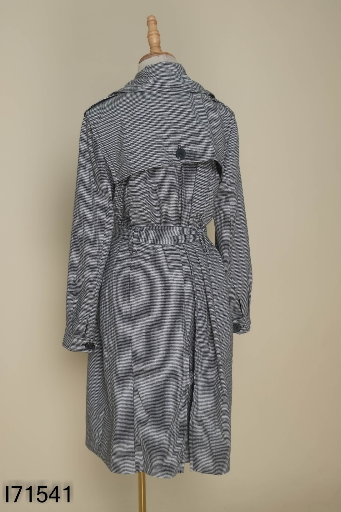 Áo khoác đen trắng dài kèm đai