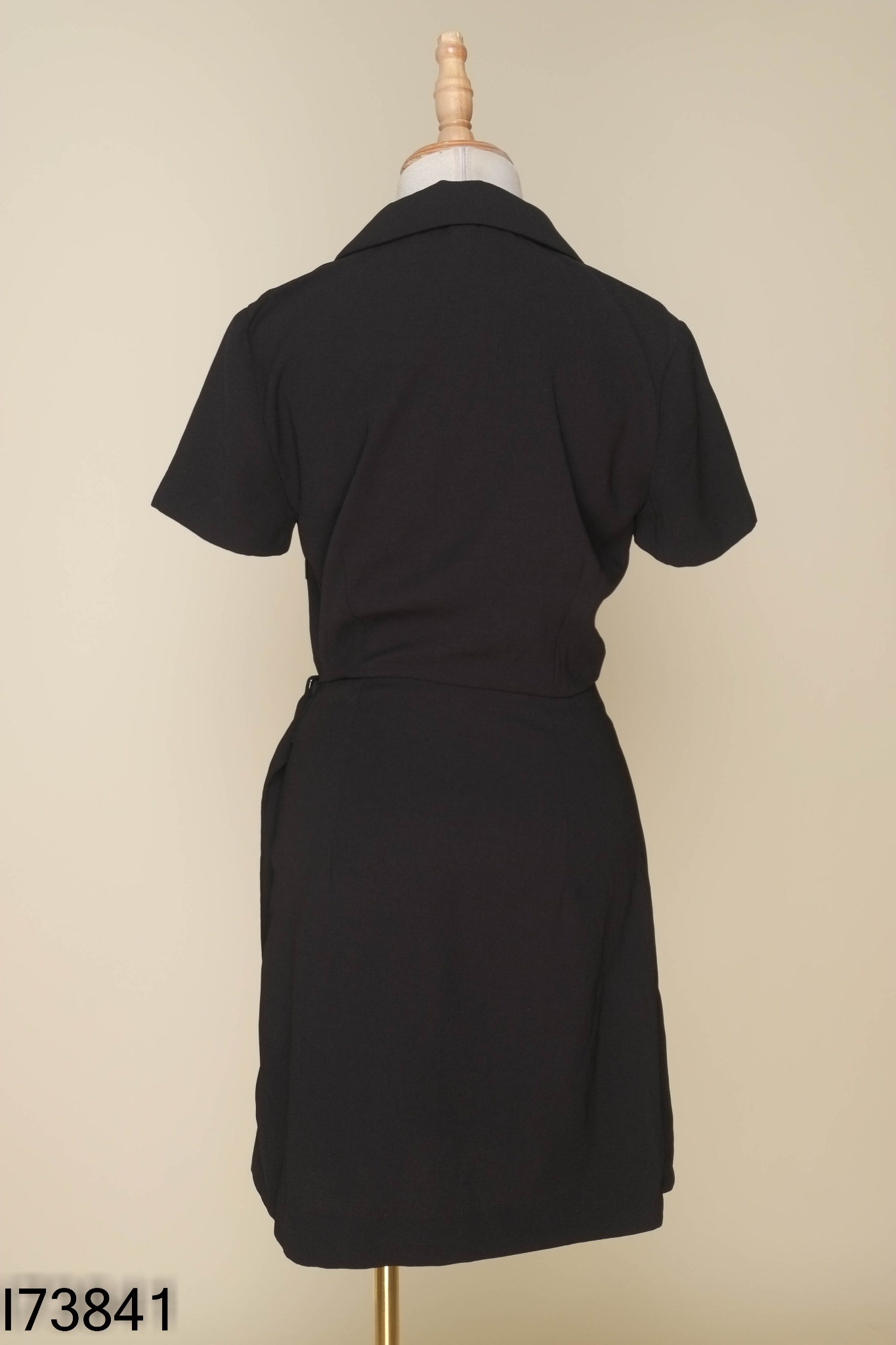 Váy MANGO đen cổ vest