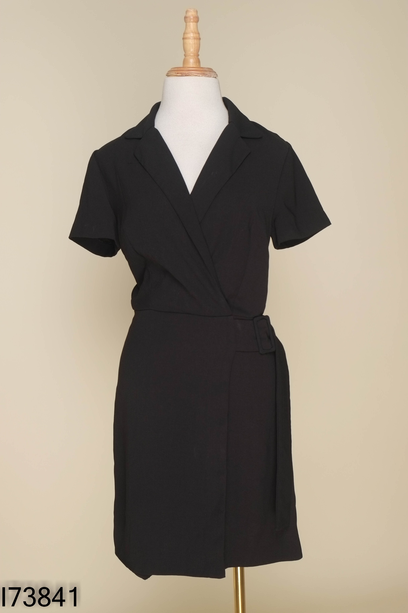 Váy MANGO đen cổ vest