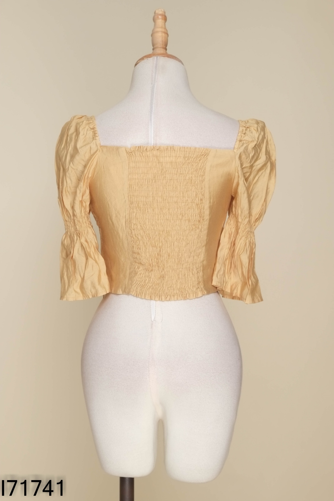 Áo IVY MODA vàng cổ vuông