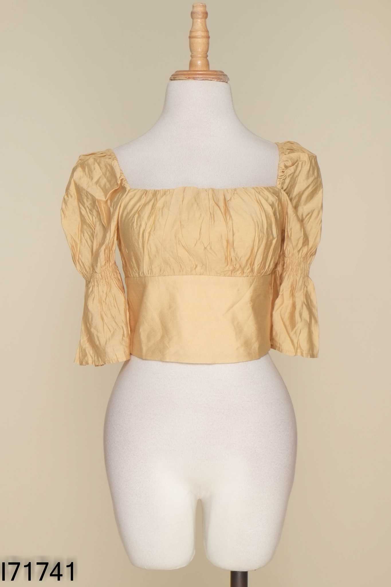Áo IVY MODA vàng cổ vuông