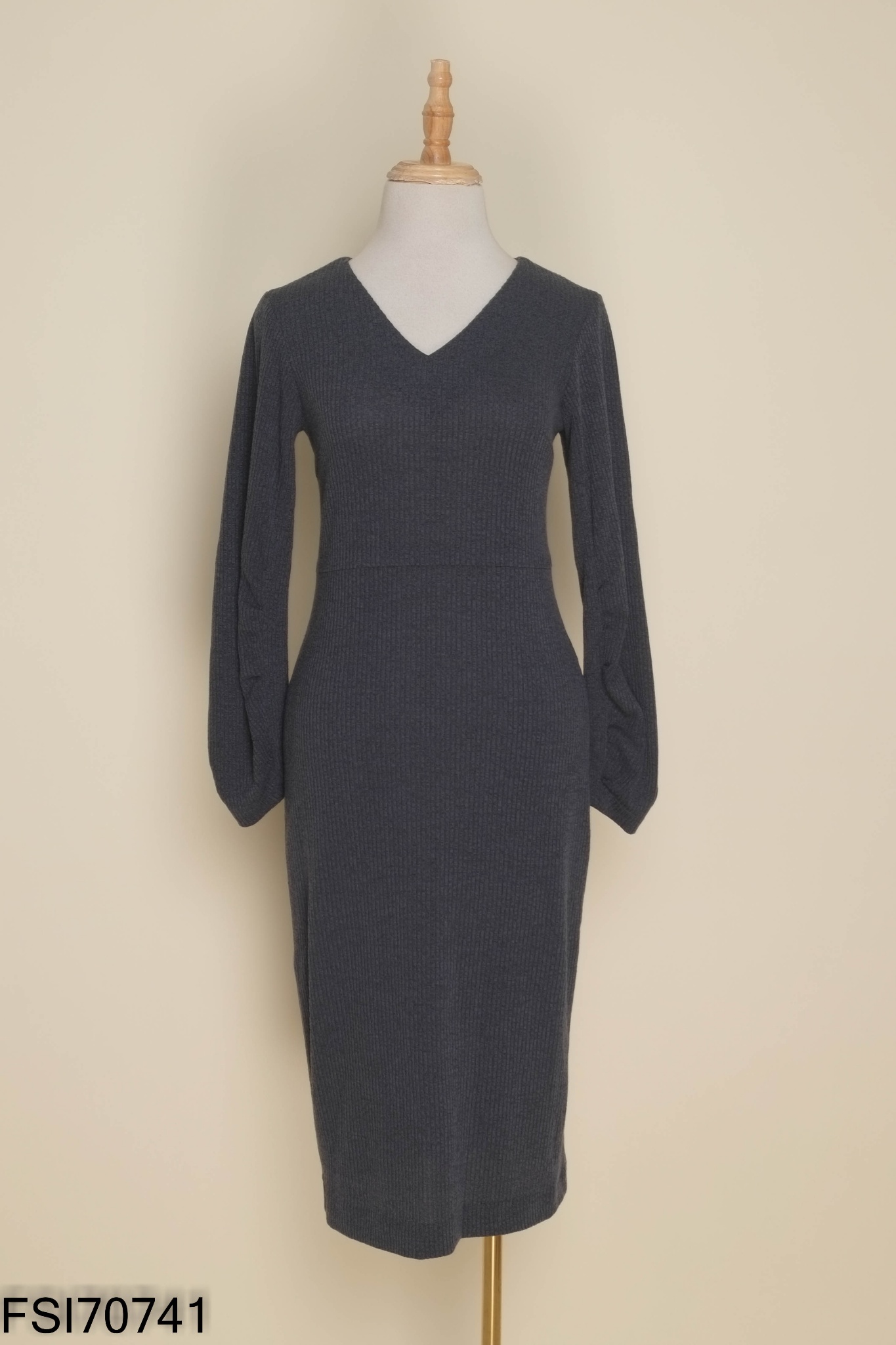 Váy len xám đậm cổ V