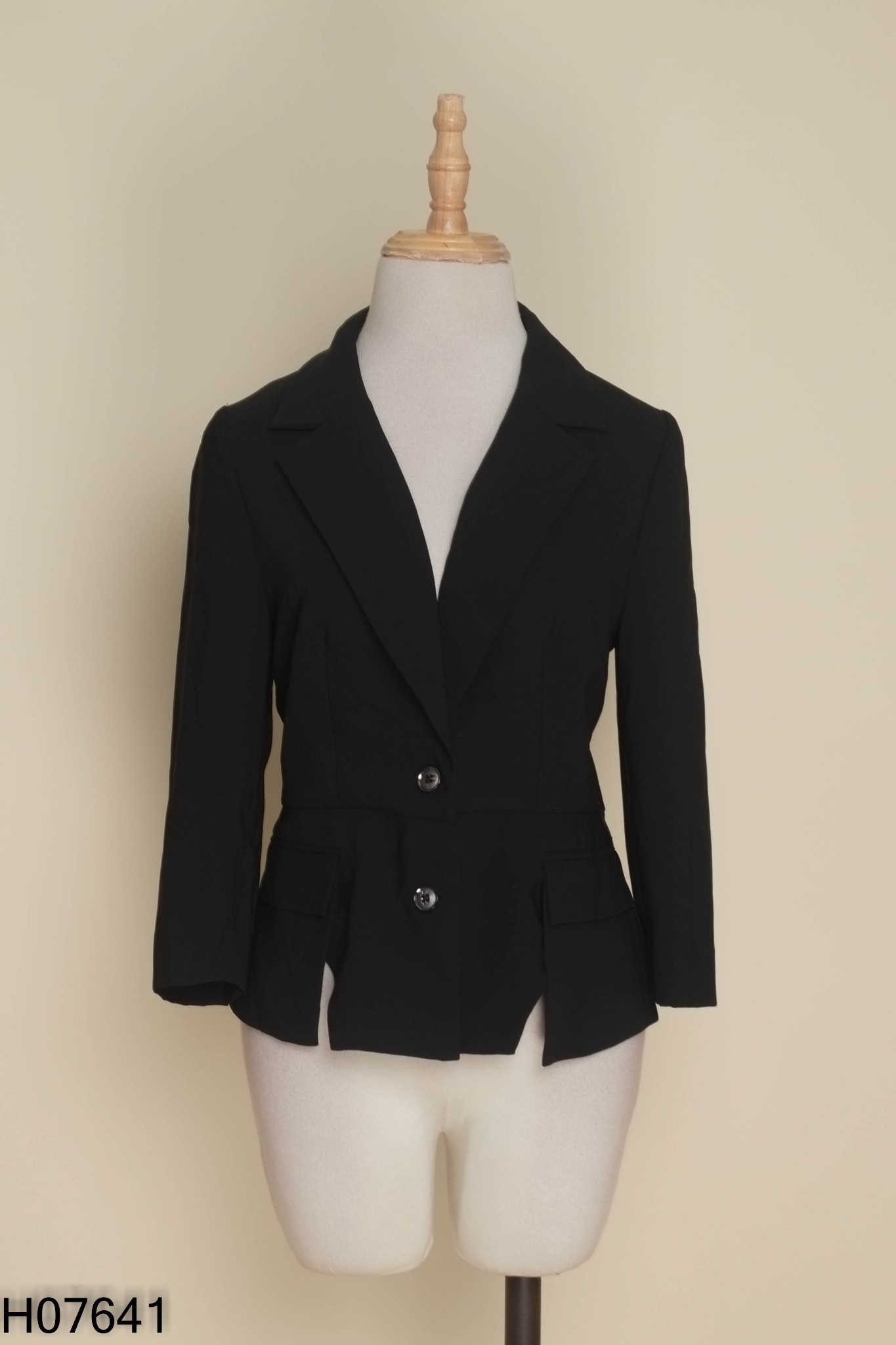 Áo đen HT cổ vest