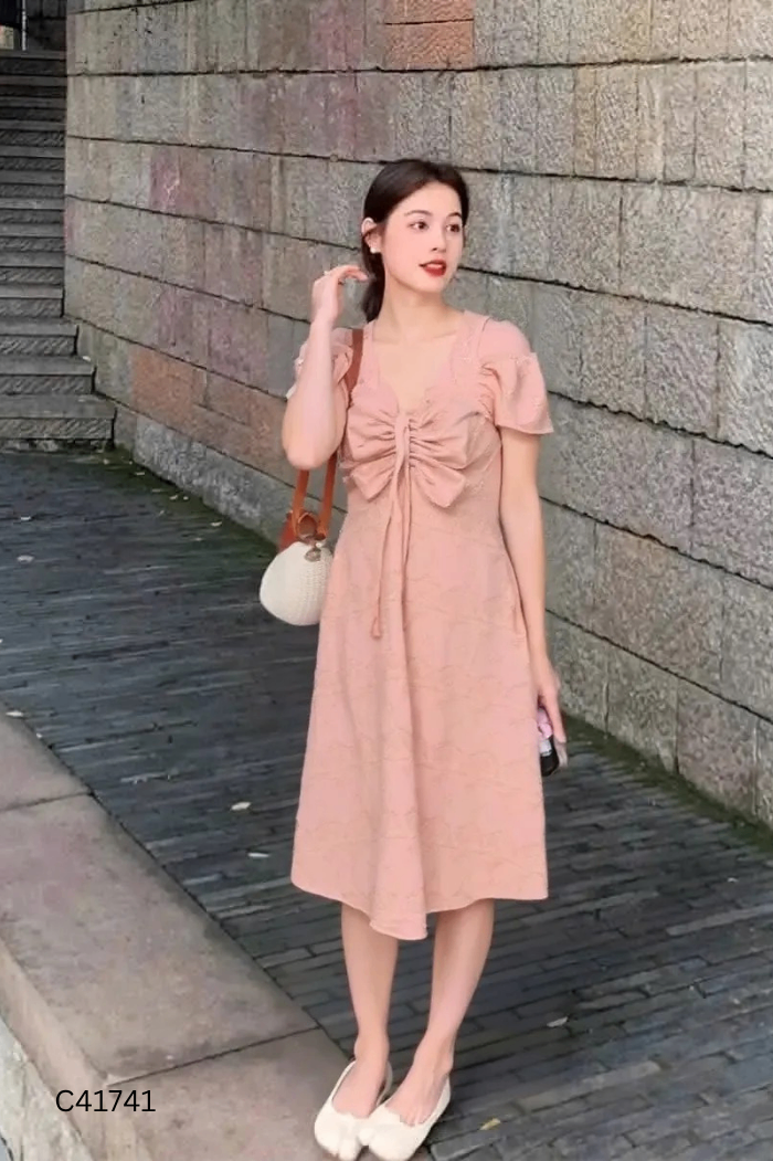 Váy hồng đính hoa hở vai