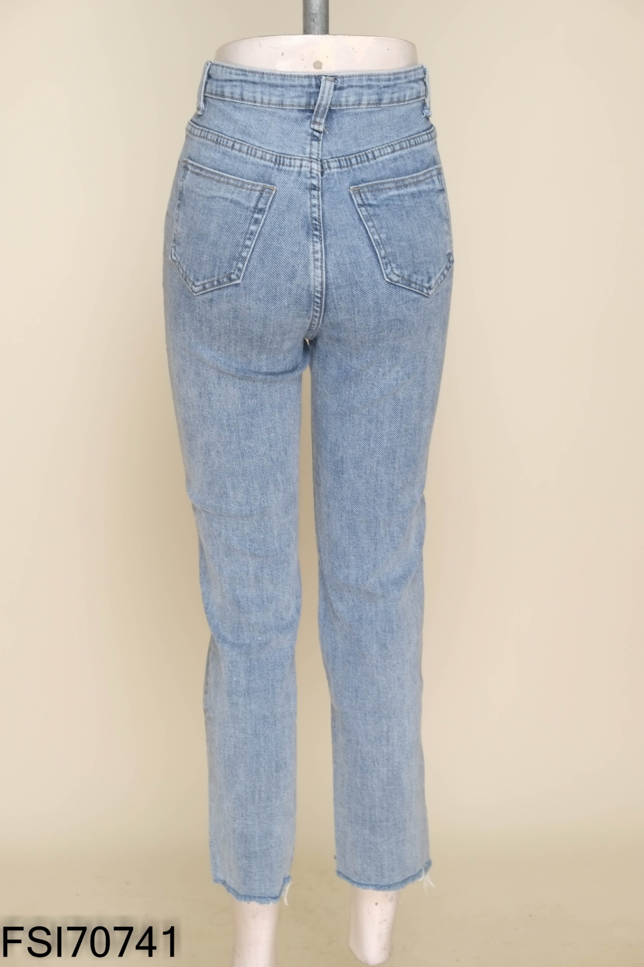 Quần jeans xanh tua rua