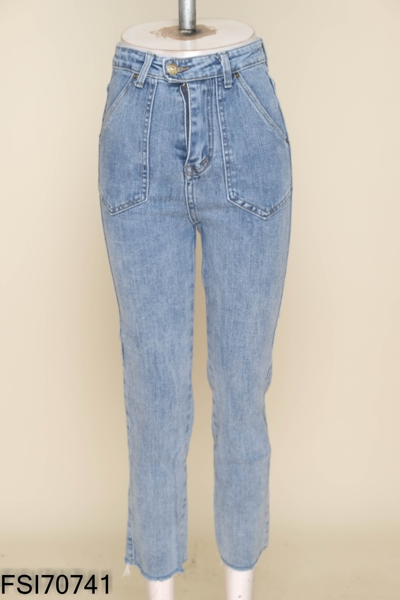 Quần jeans xanh tua rua