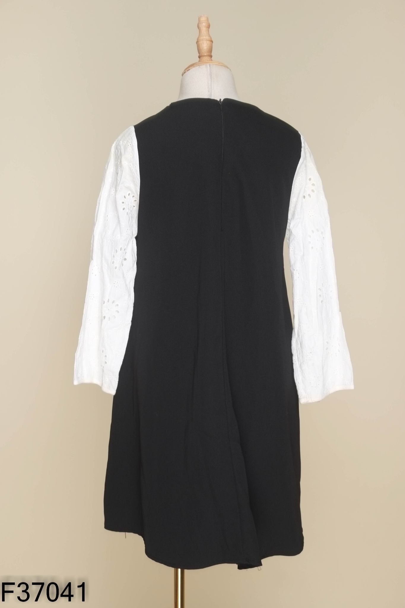 Váy đen phối tay trắng