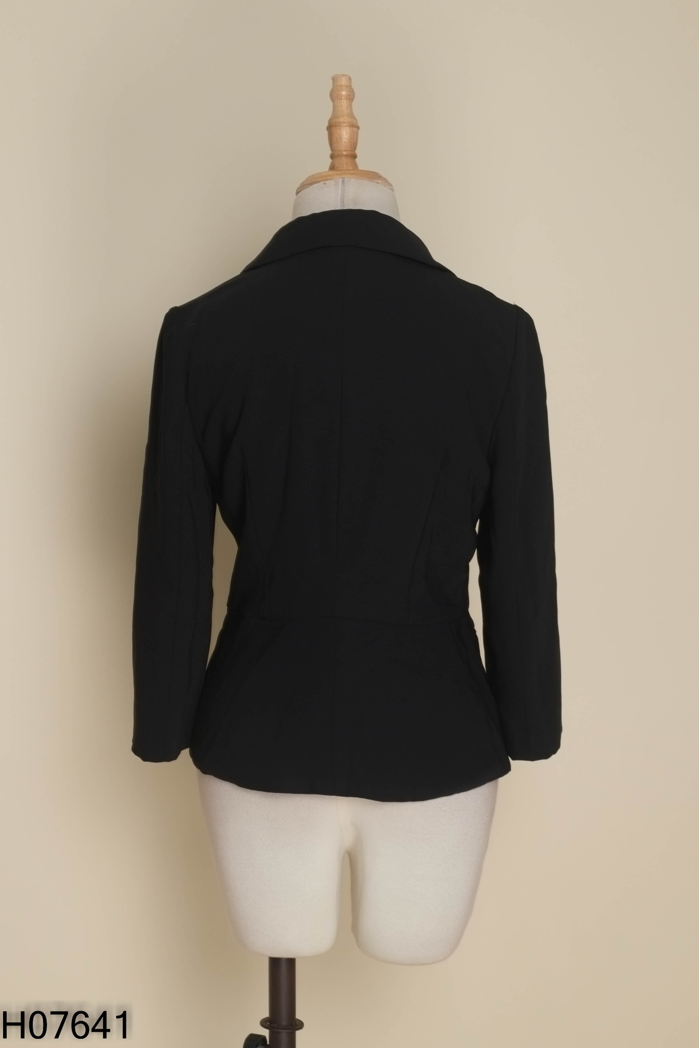 Áo đen HT cổ vest