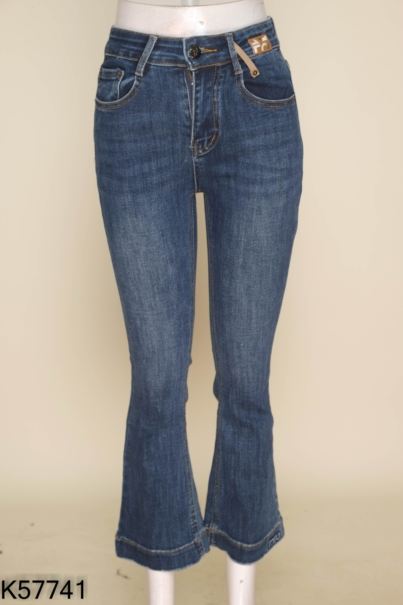 Quần jeans xanh ống loe
