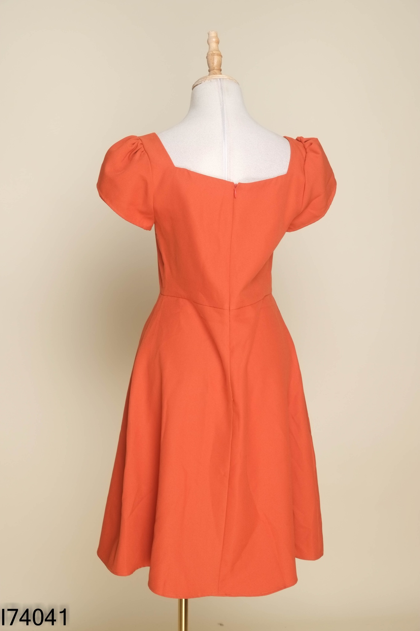 Váy nâu cam GUMAC thêu chữ