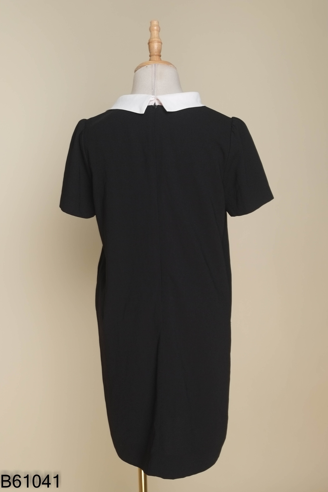 Váy đen KELLY BUI cổ trắng