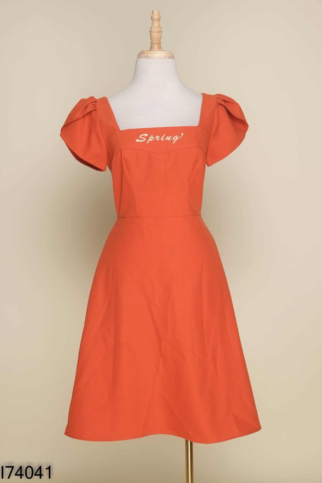 Váy nâu cam GUMAC thêu chữ