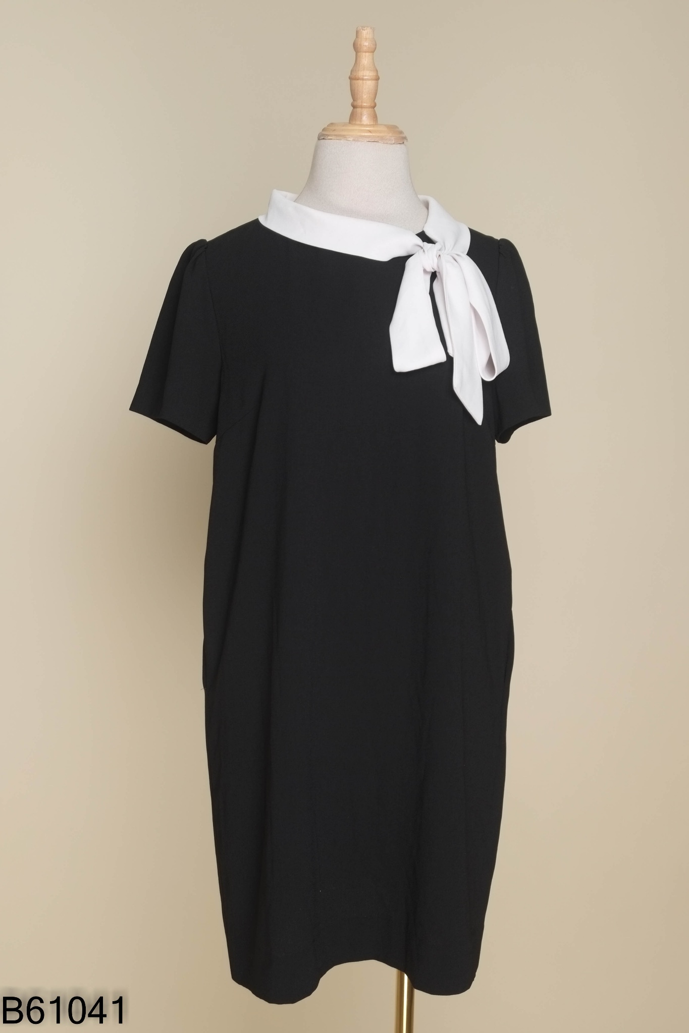 Váy đen KELLY BUI cổ trắng