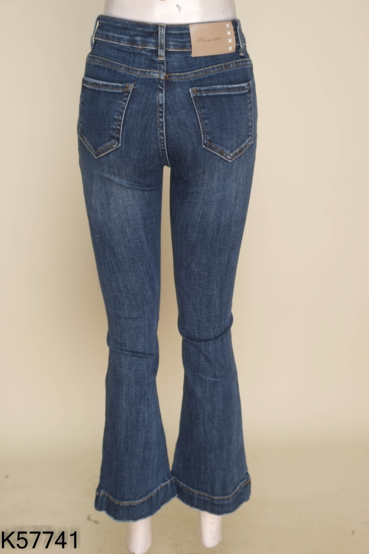 Quần jeans xanh ống loe