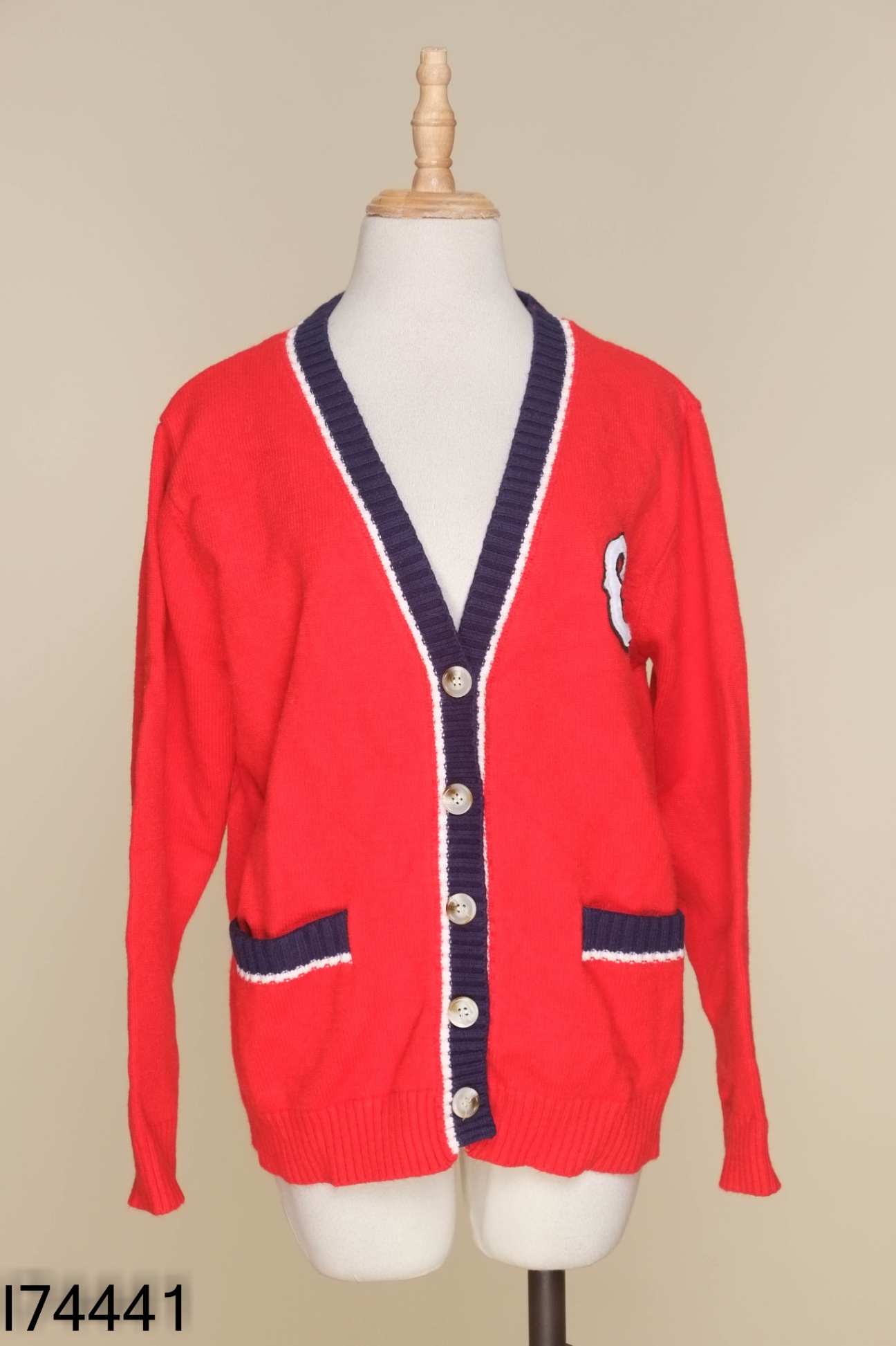 Cardigan len đỏ viền xanh than