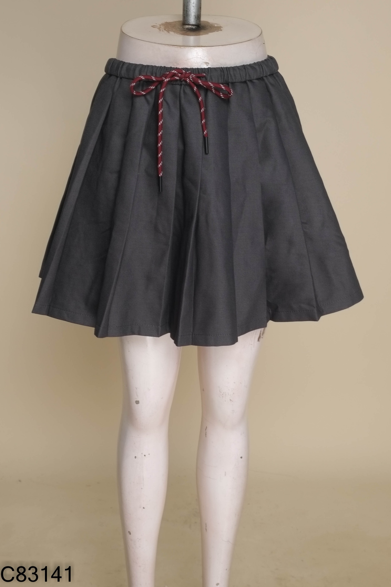 Chân váy xám xếp ly