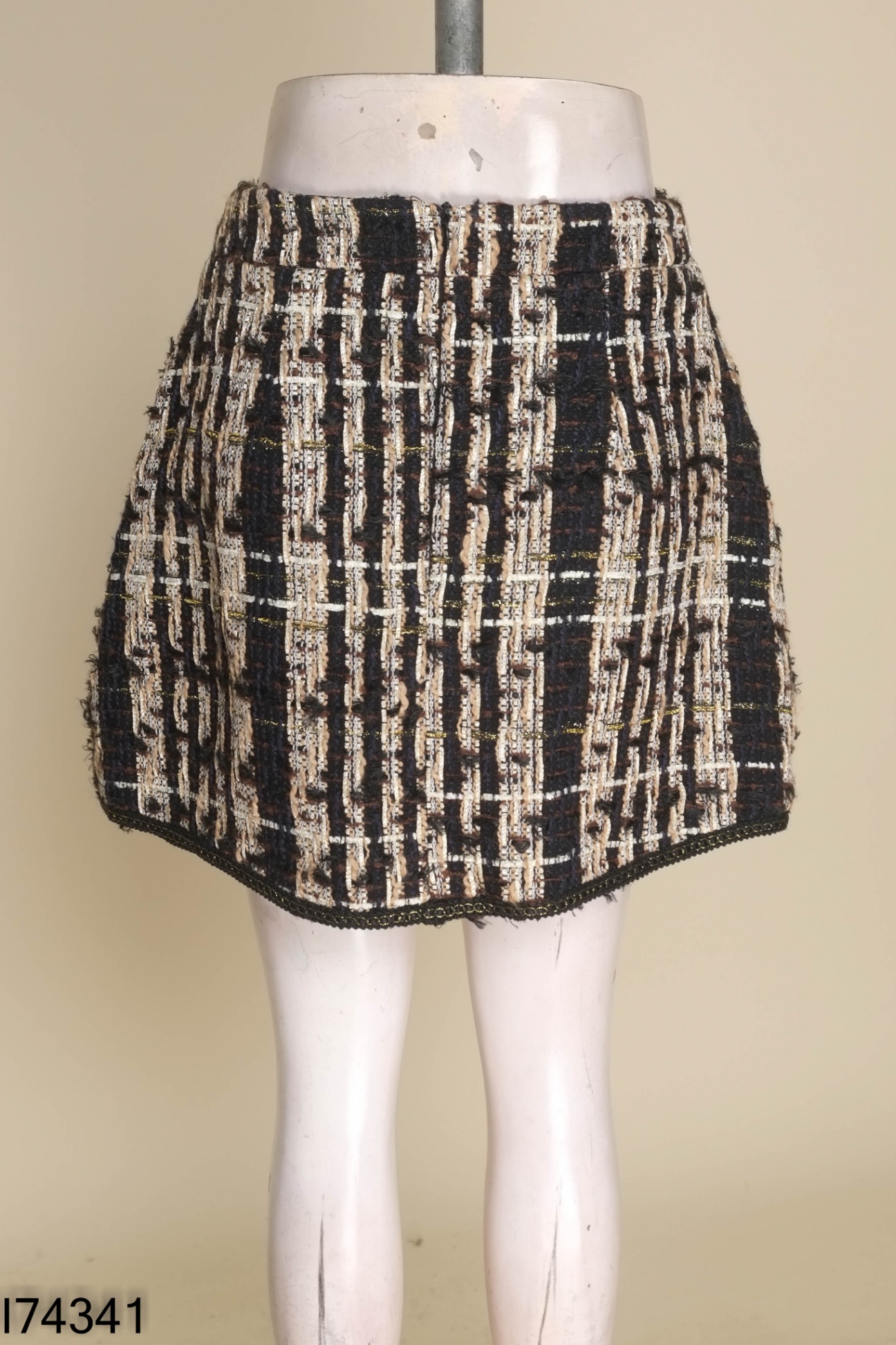 Chân váy dạ be phối đen