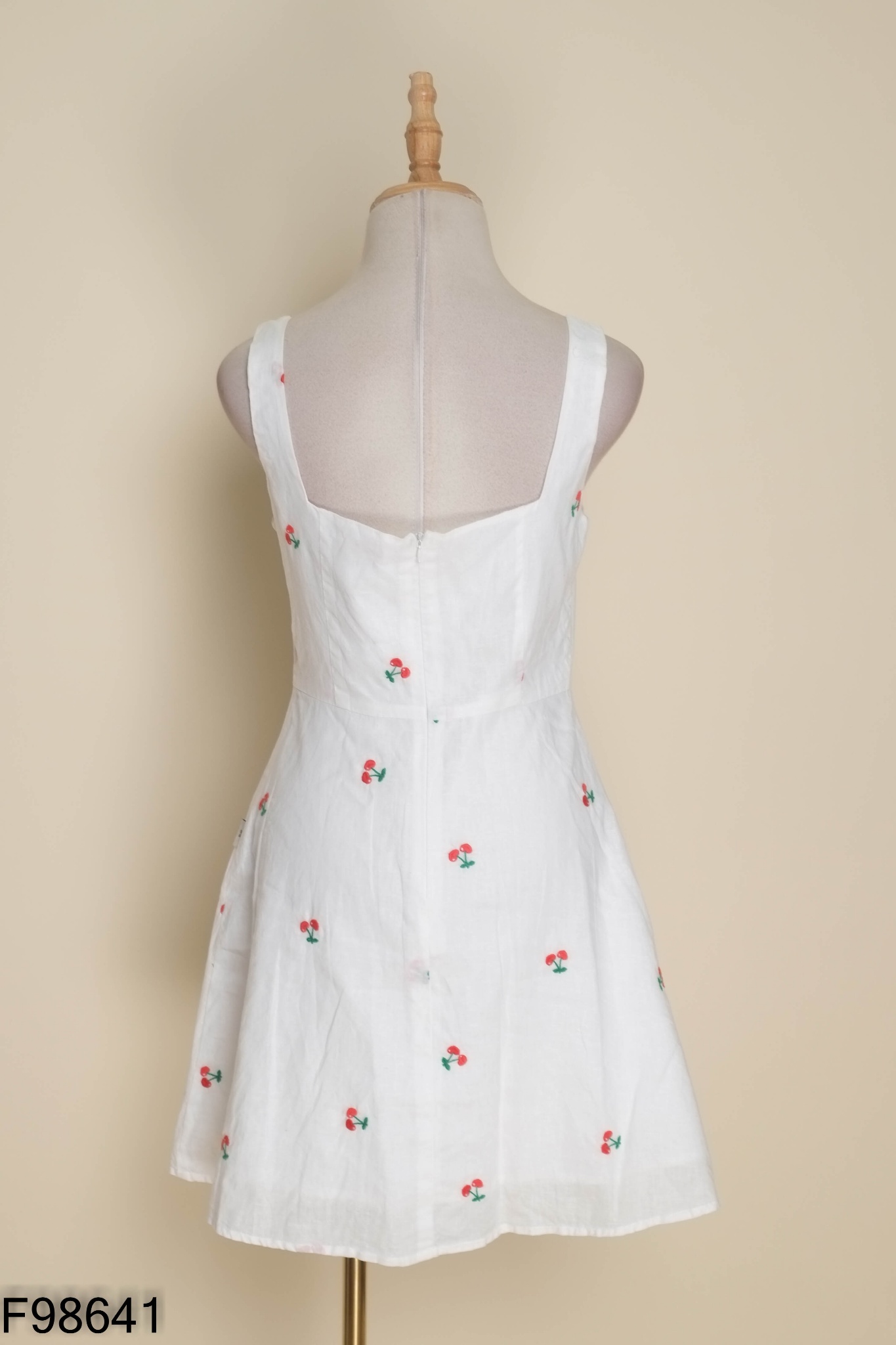 Váy trắng NAKED BY V thêu cherry