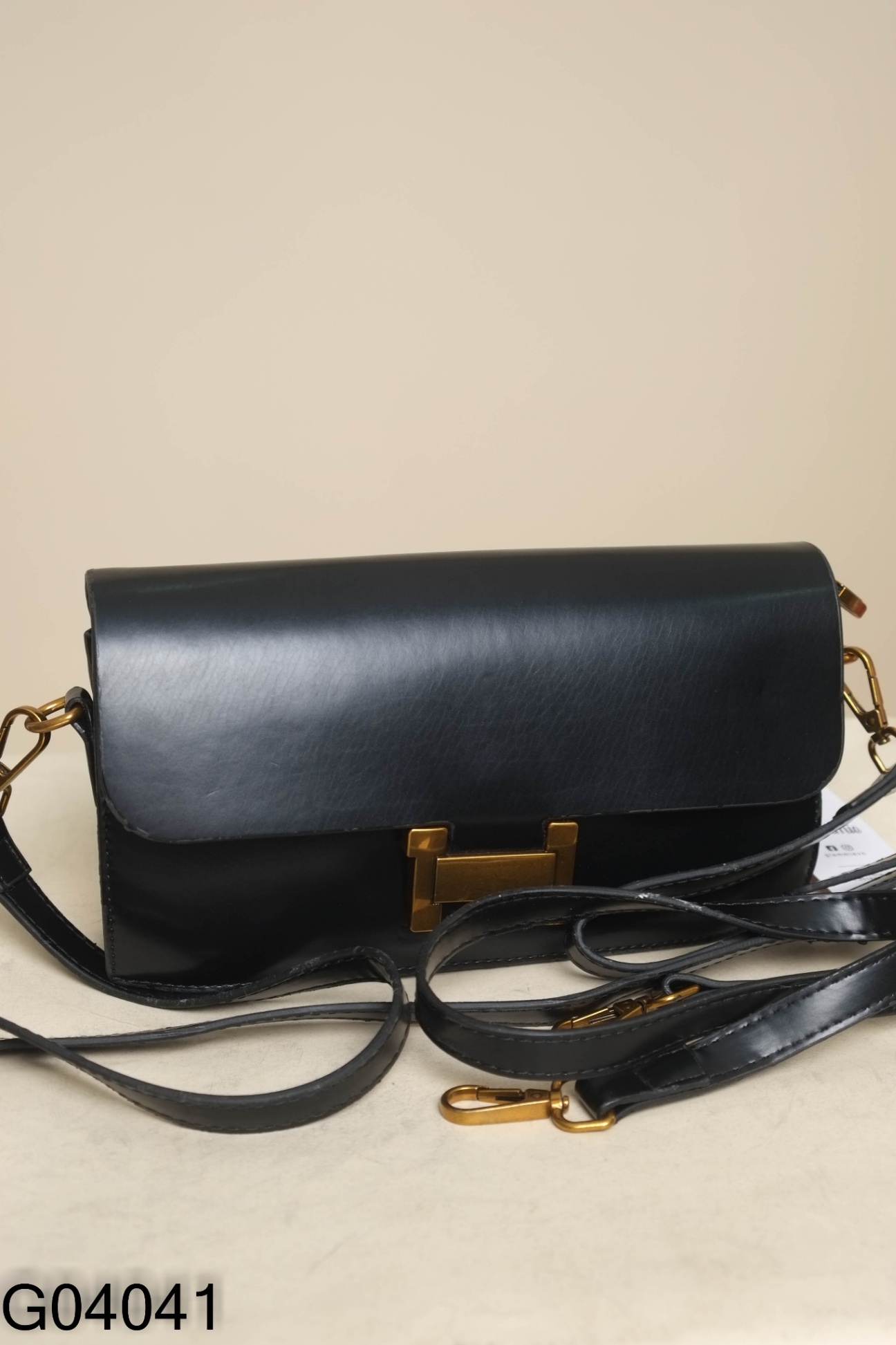 Túi xách da đen khoá vàng chữ H