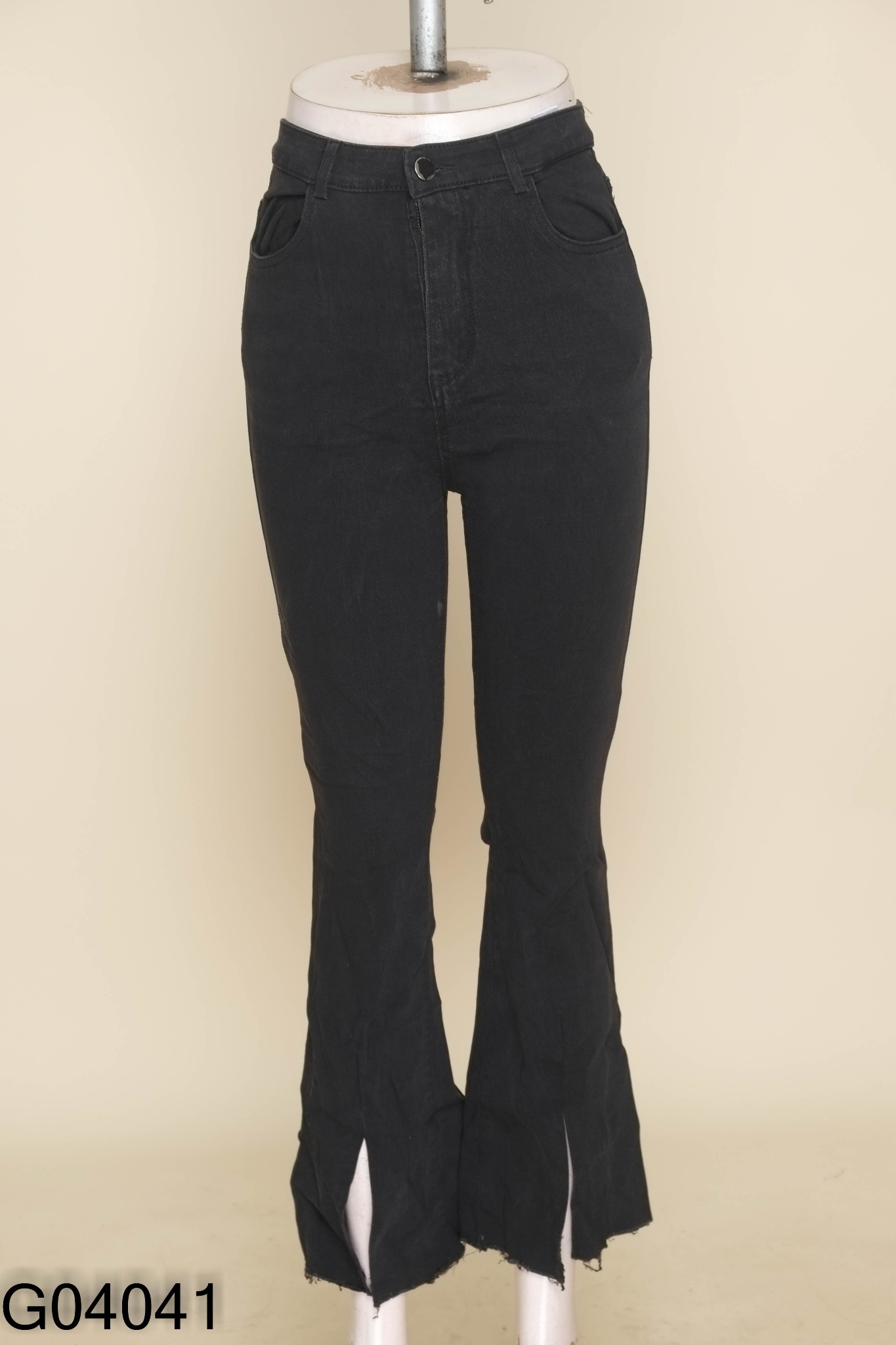 Quần đen ống loe