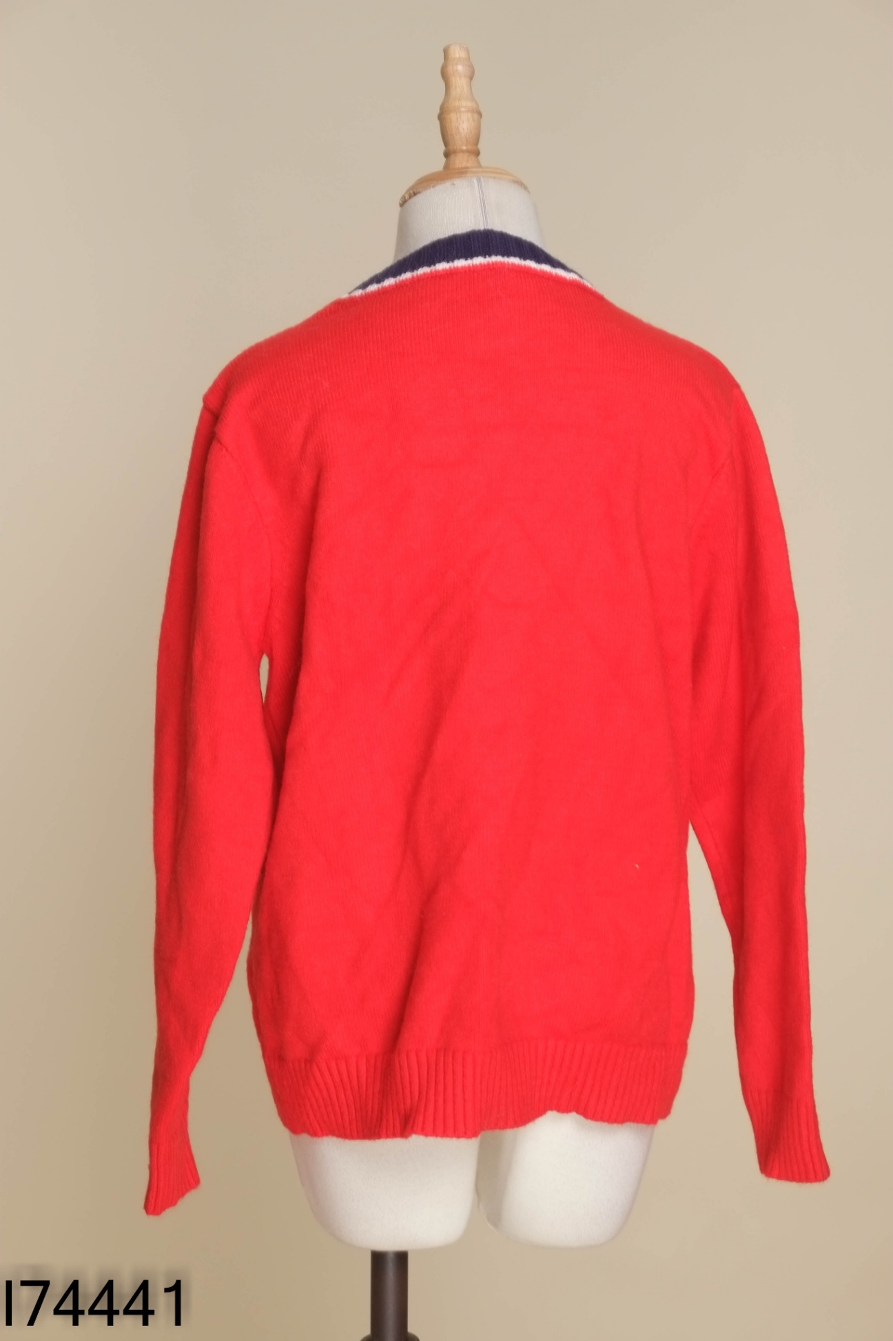 Cardigan len đỏ viền xanh than