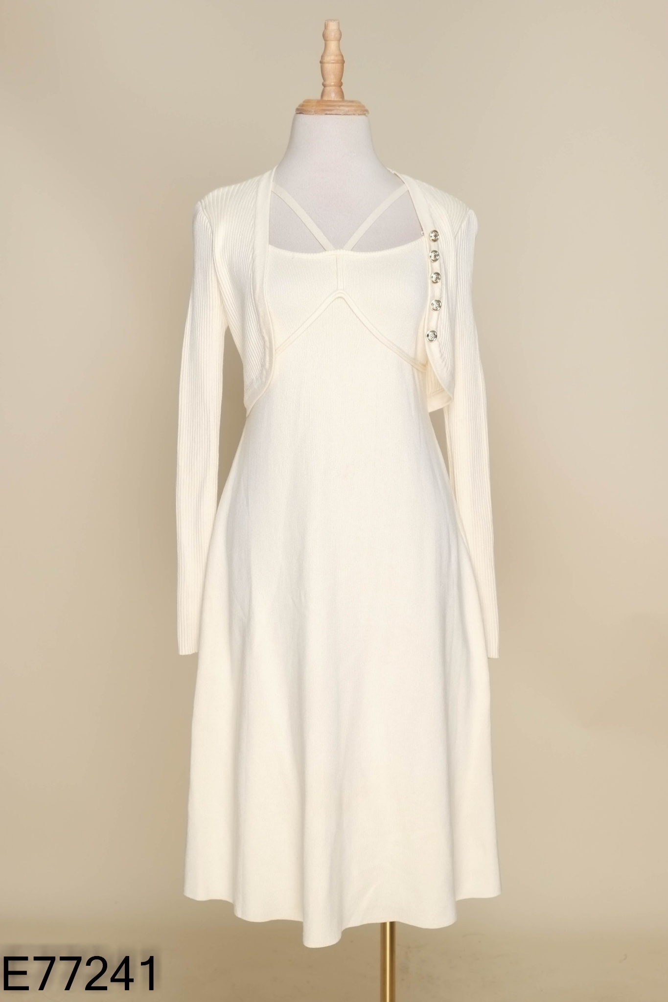 Váy len be phối khuy