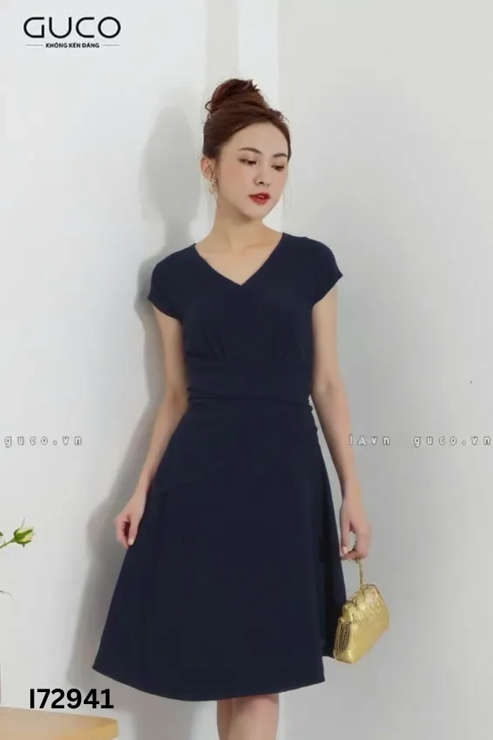 Váy xanh than cổ V