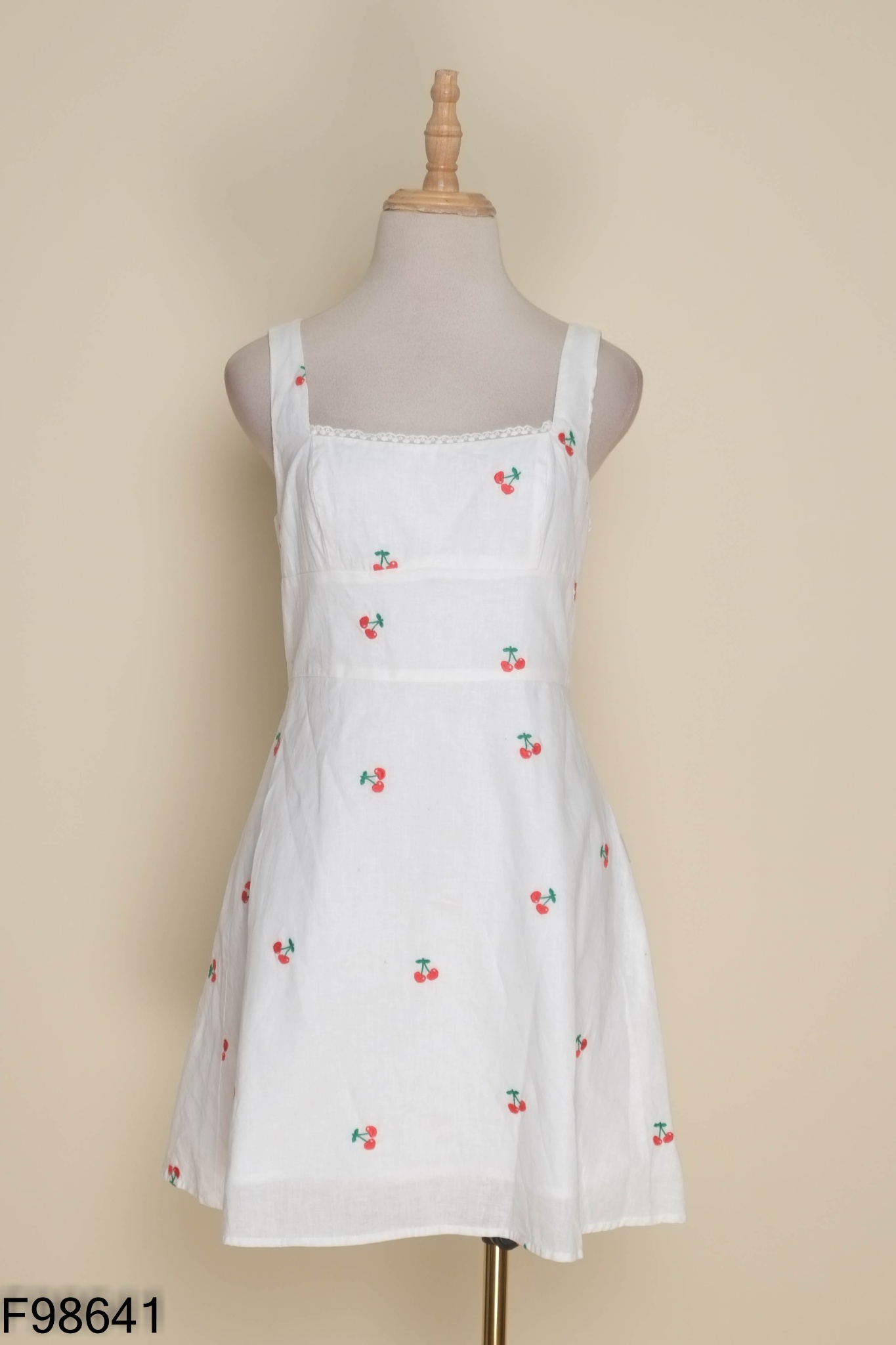 Váy trắng NAKED BY V thêu cherry