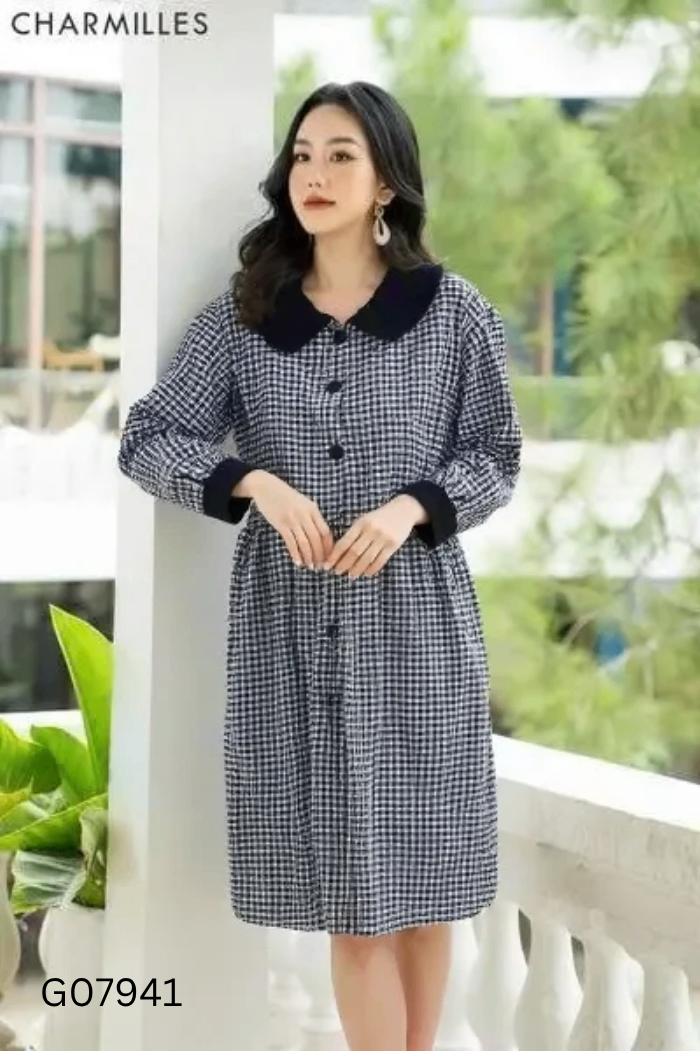 Váy đen kẻ caro cổ sen