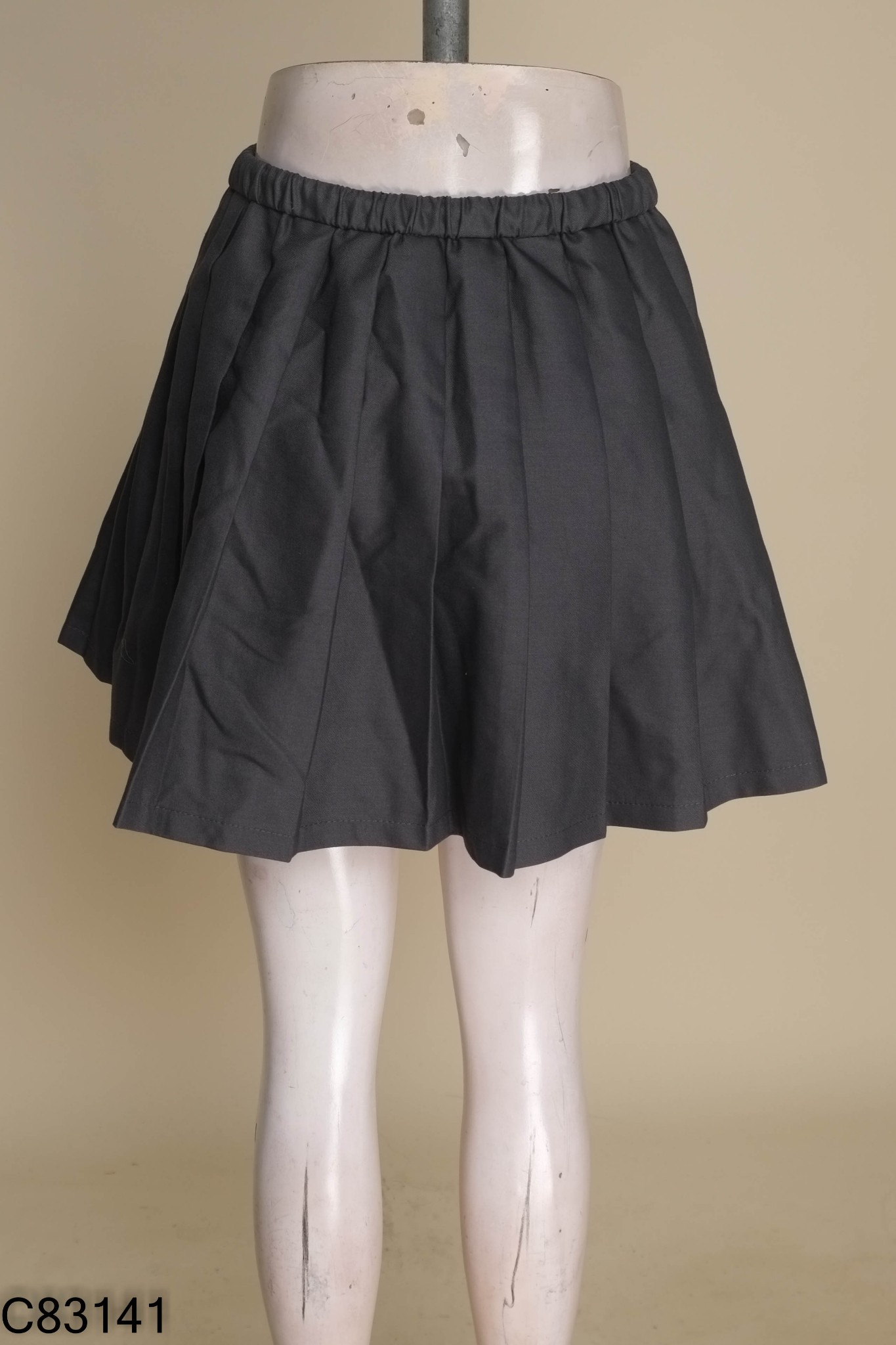 Chân váy xám xếp ly