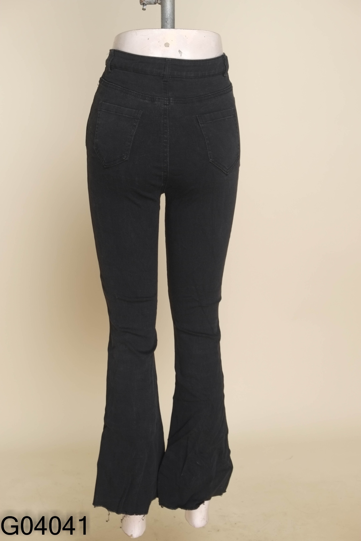 Quần đen ống loe