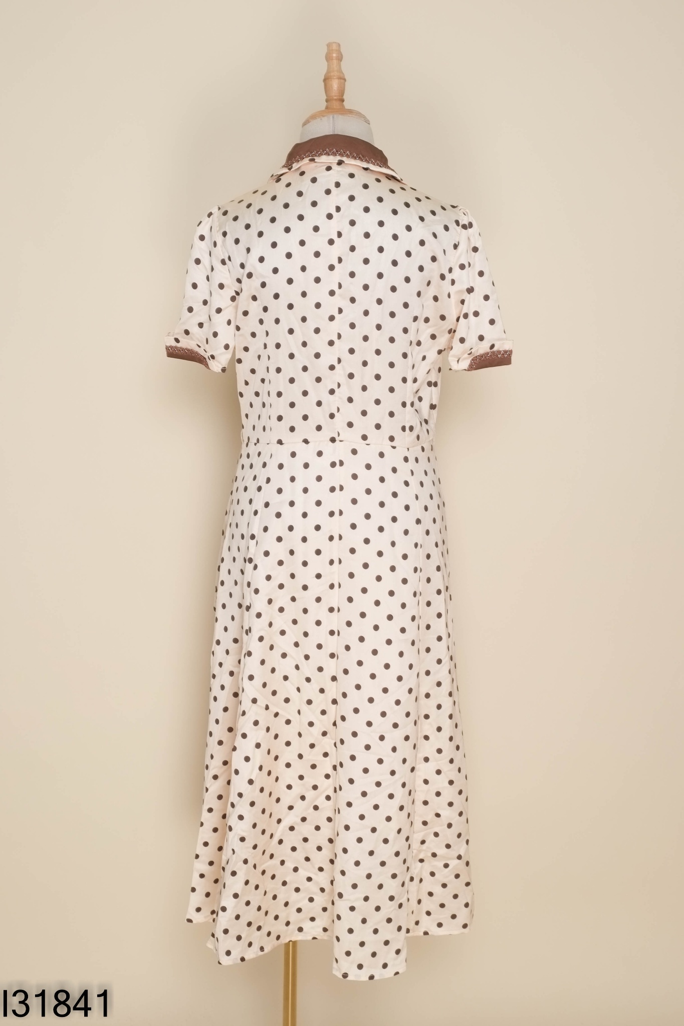 Váy dài be chấm bi