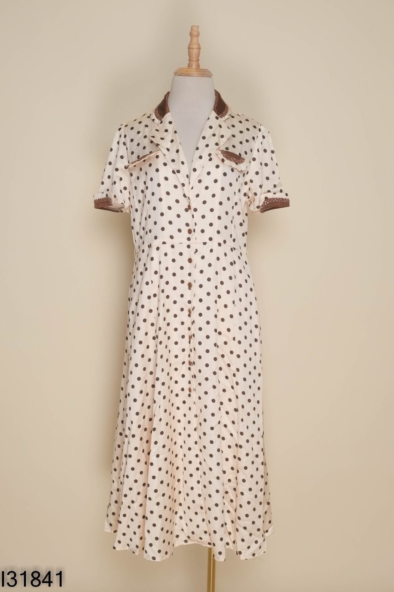 Váy dài be chấm bi