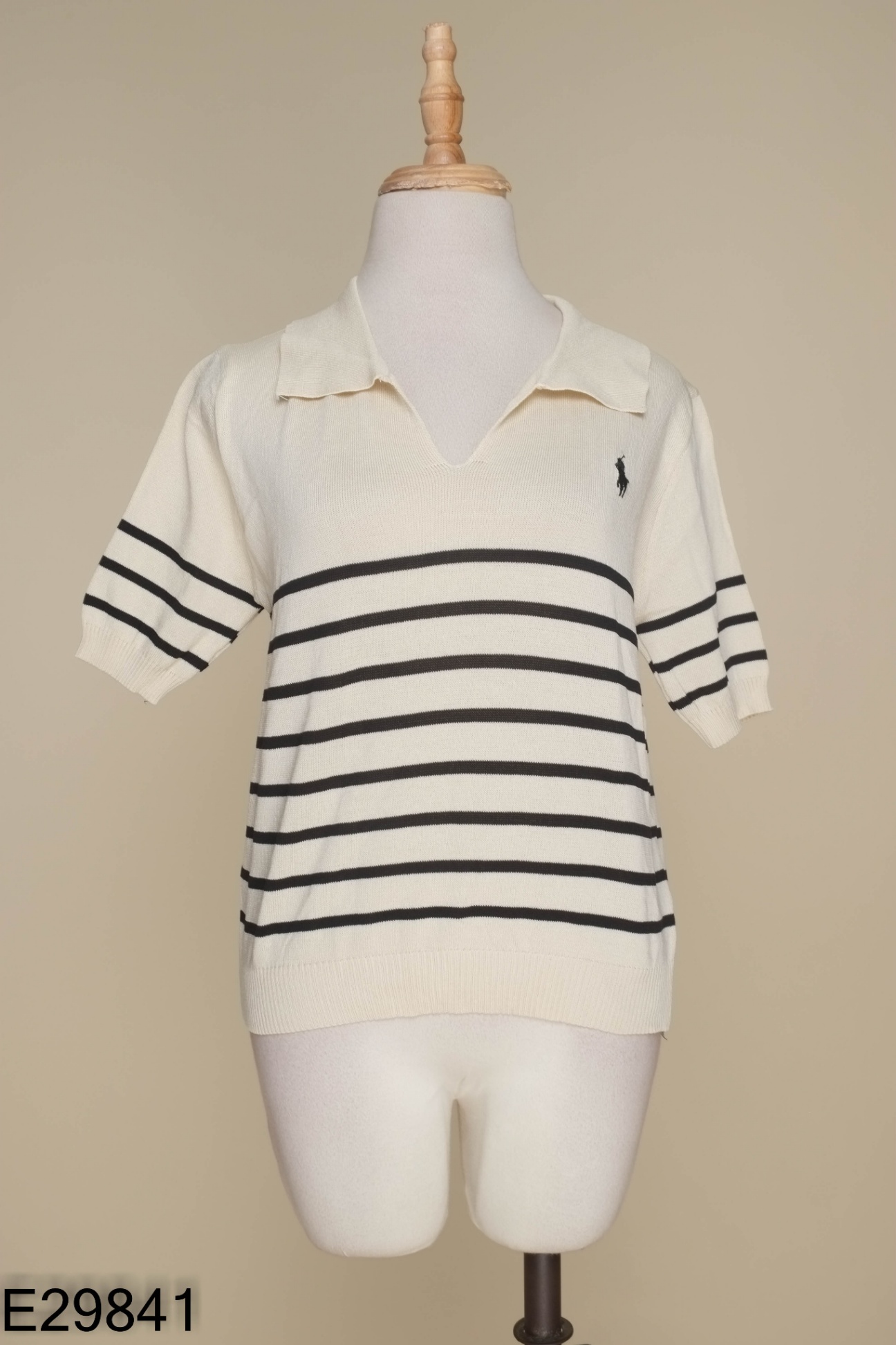 Áo be kẻ đen thêu ngựa