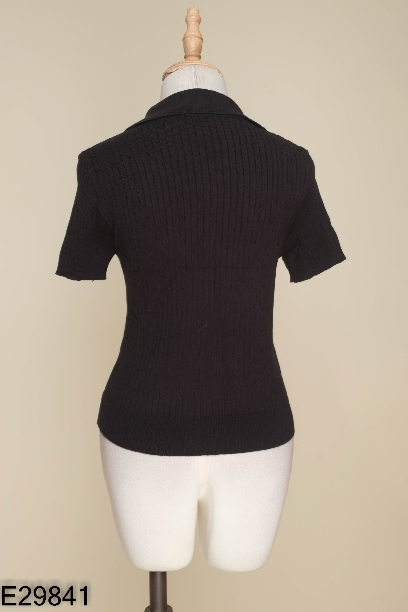 Áo đen cổ bẻ thêu gấu