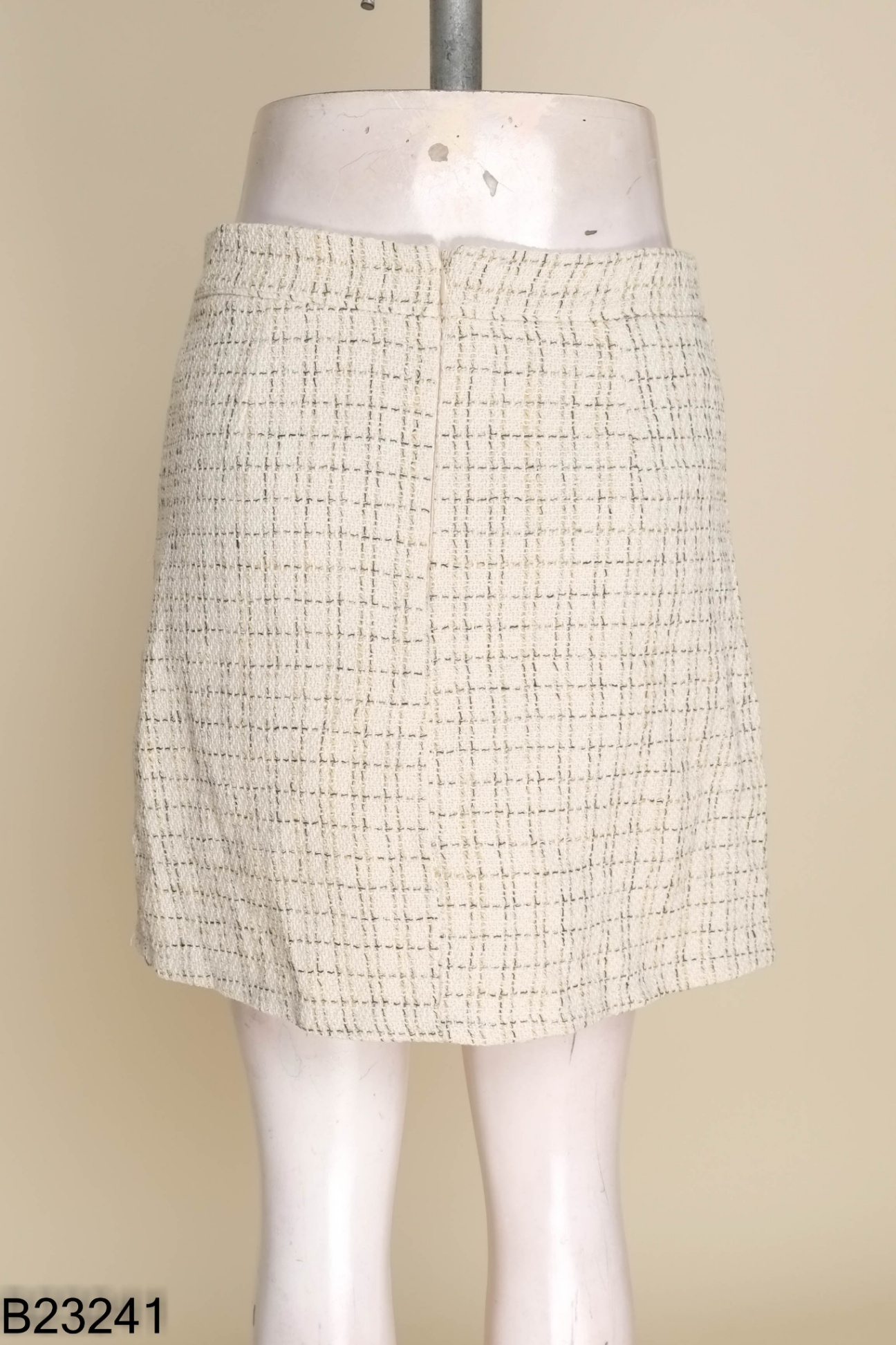 Chân váy be kẻ nâu