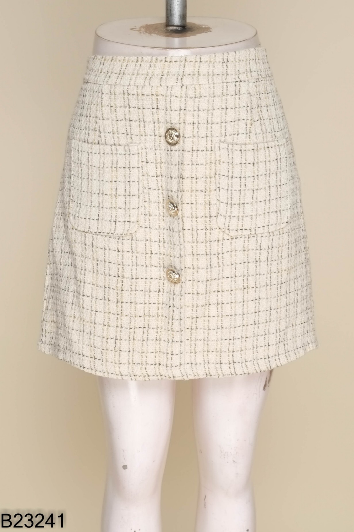 Chân váy be kẻ nâu