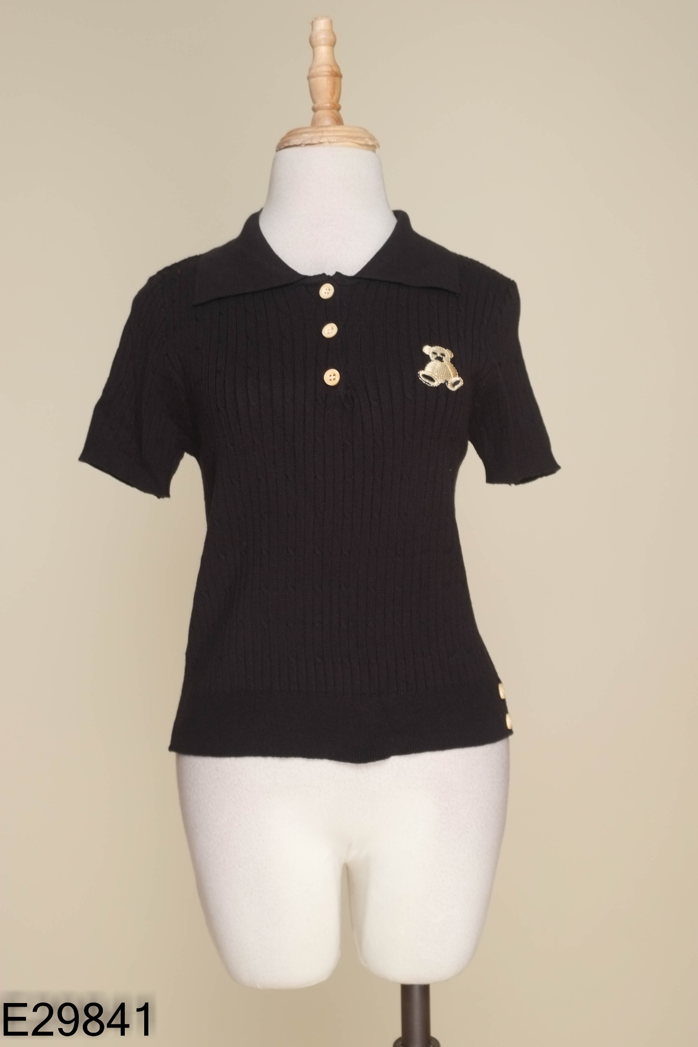 Áo đen cổ bẻ thêu gấu