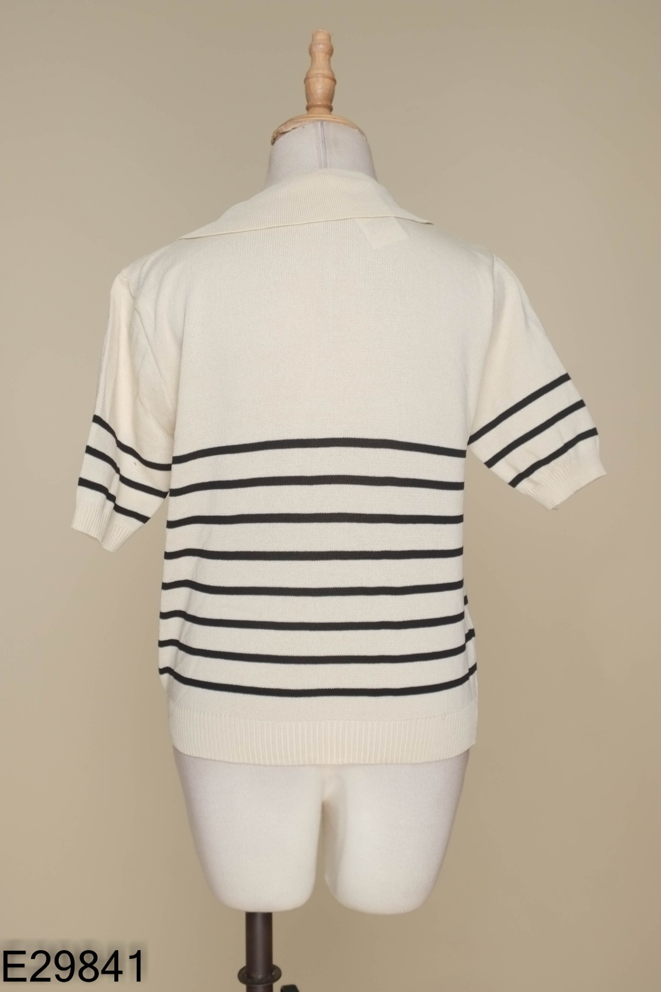 Áo be kẻ đen thêu ngựa