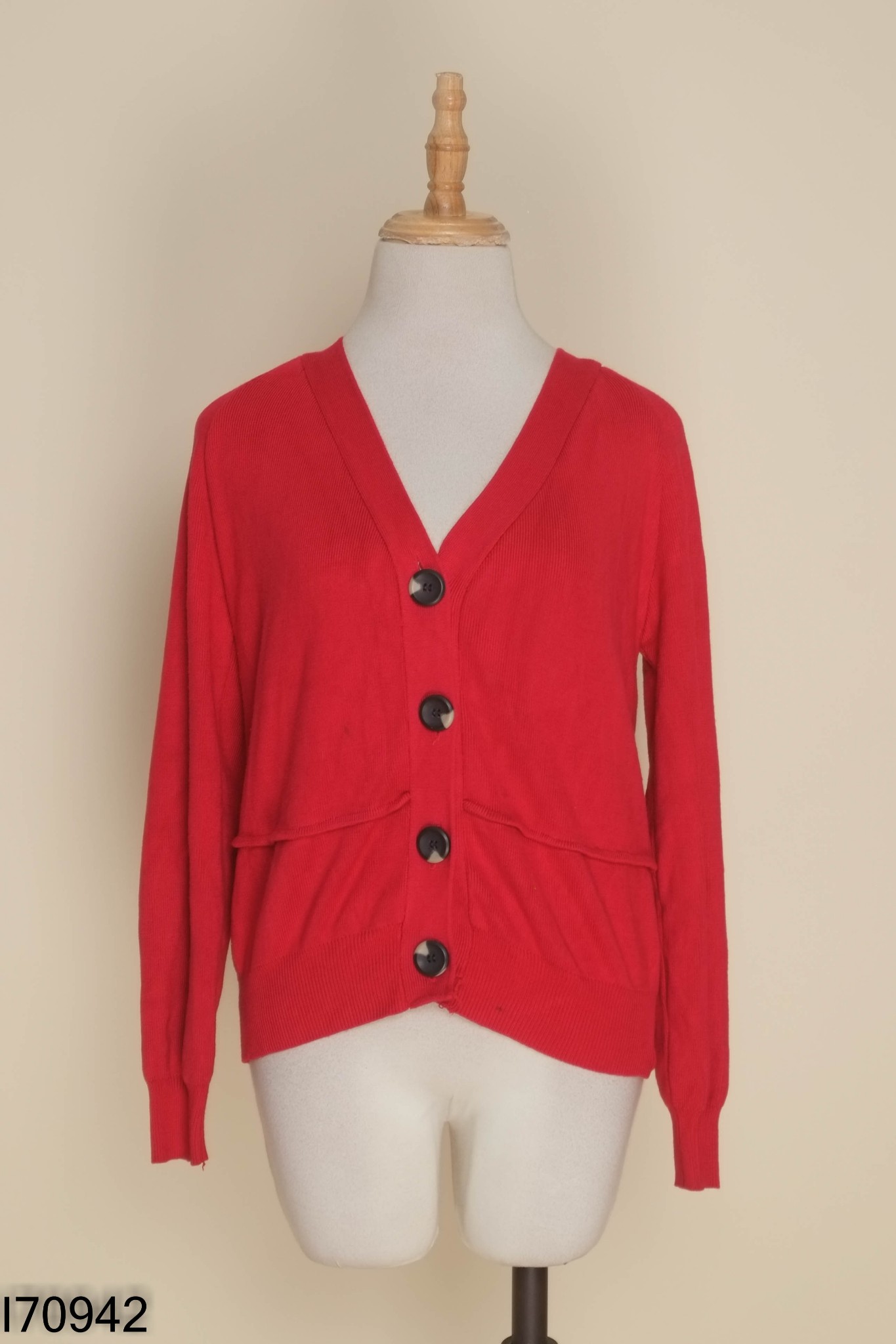 Cardigans đỏ trơn cúc đen