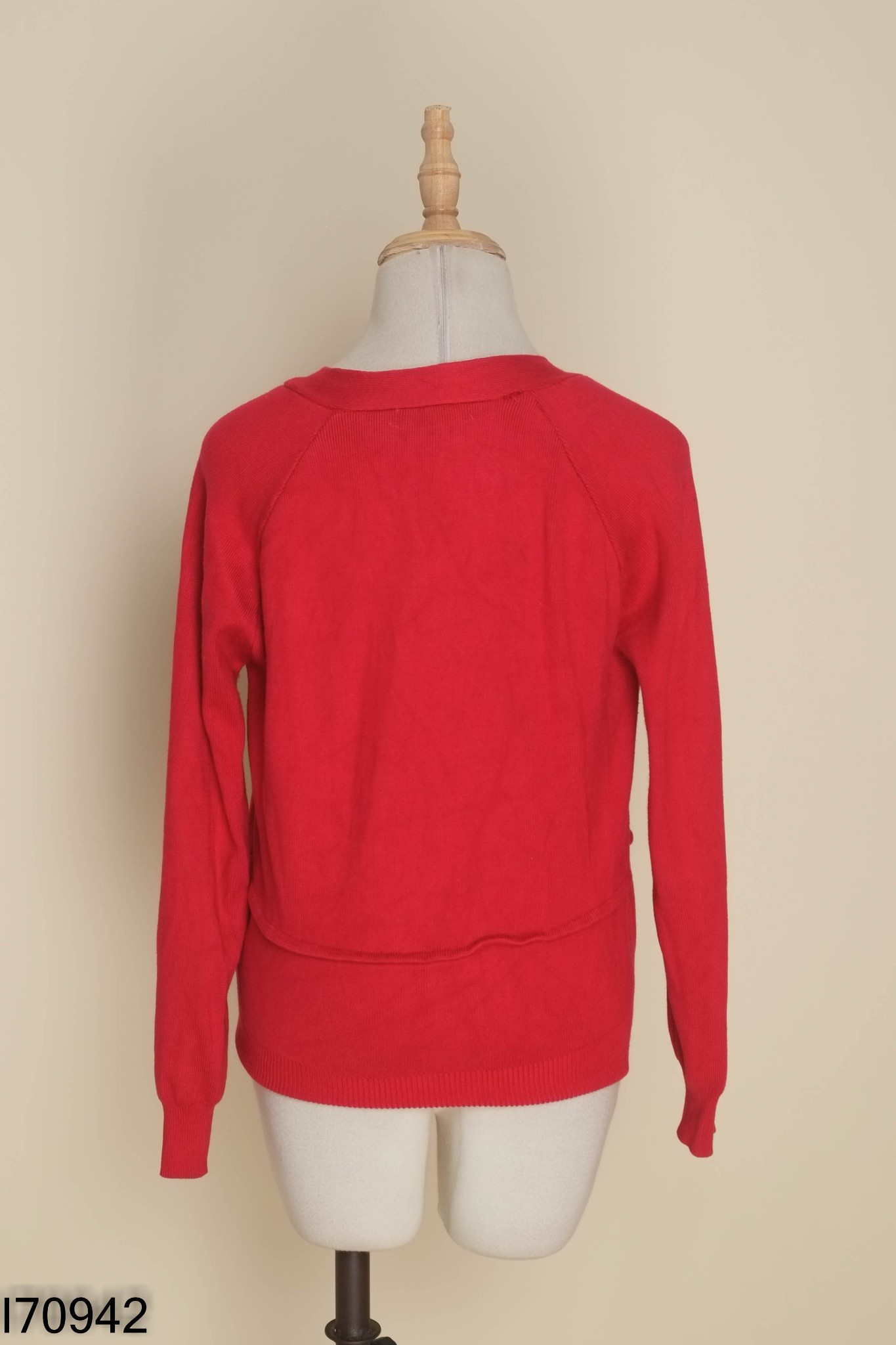 Cardigans đỏ trơn cúc đen