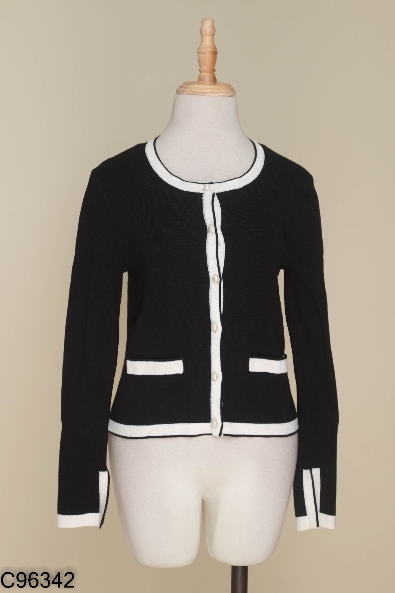Áo len đen ZARA viền trắng
