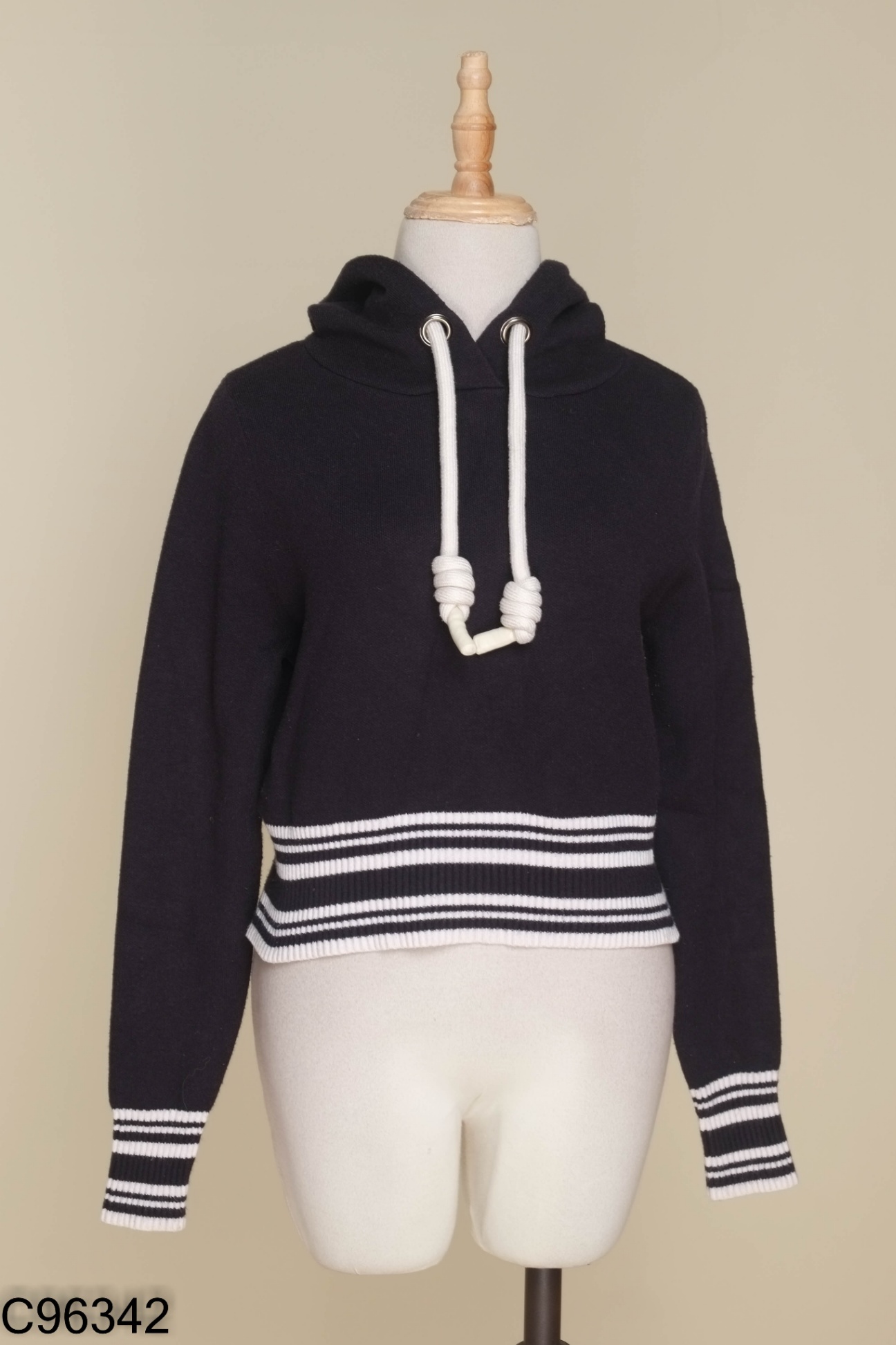 Áo len đen ZARA phối mũ